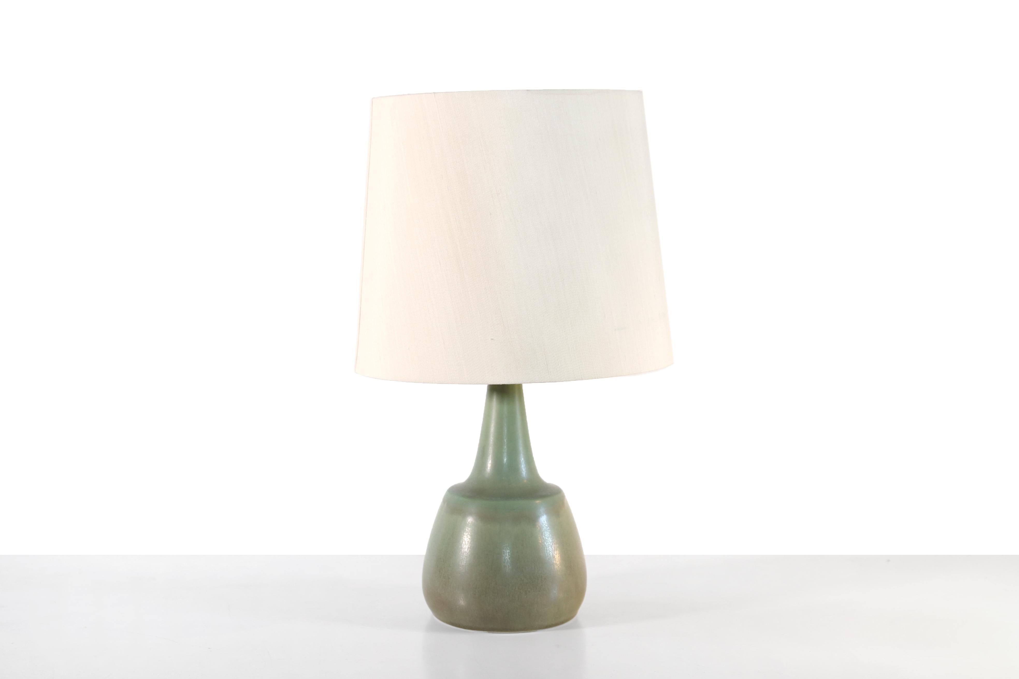 Beautiful ceramic table lamp designed by Per Linnemann Schmidt for Palshus. The Danish sculptor and ceramist studied at the Royal Academy of Arts in Copenhagen in the 1930s. In 1949 he founded with his wife Annelise Linnemann-Schmidt; Palshus