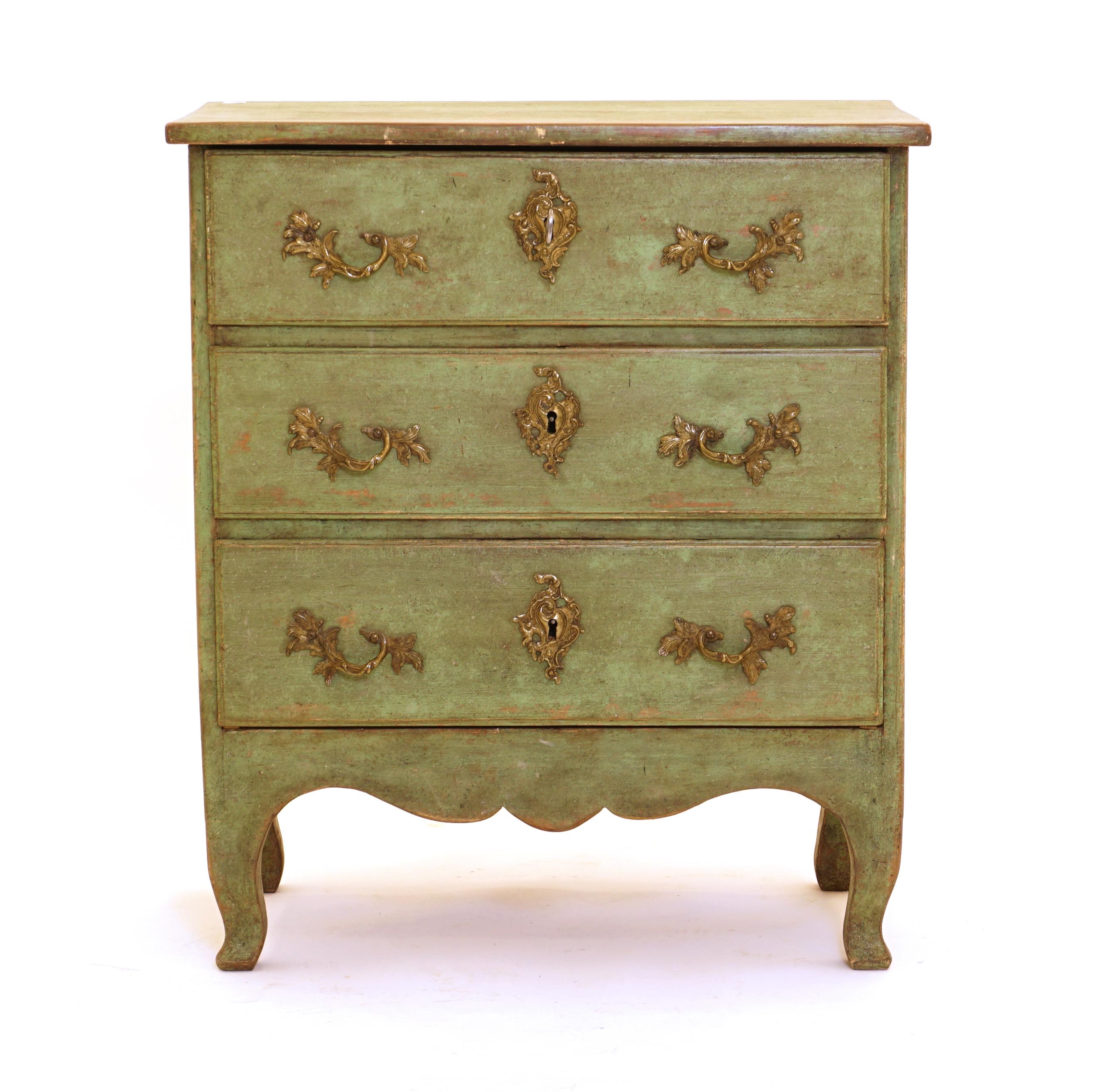 Green decorated 18th century Swedish Rococo commode / chest of drawers
Three drwaers. Nice condition.
  