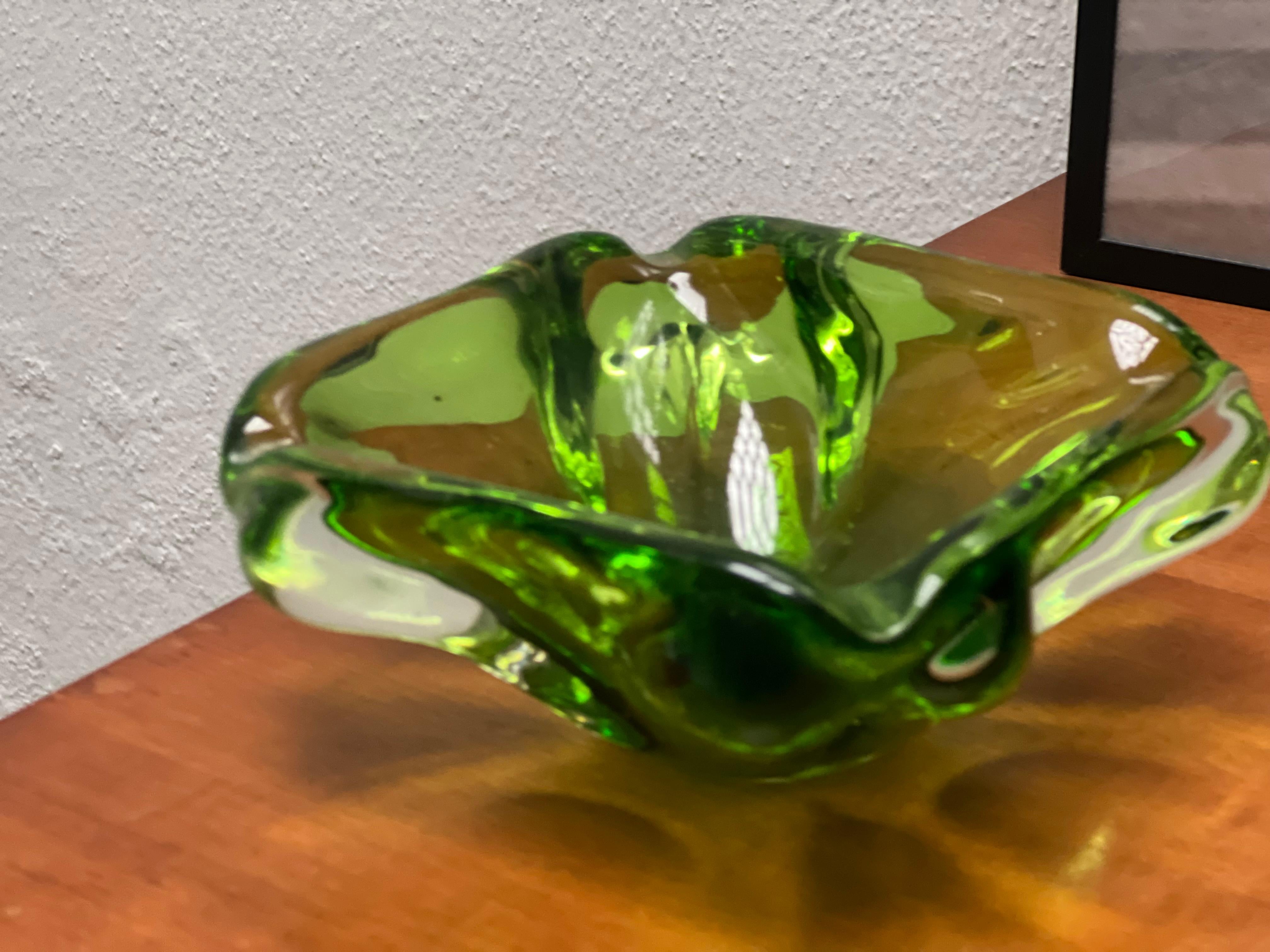 Cristal de Murano verde , cristal contemporáneo de los años 60 hecho a mano en Italia en venta 4