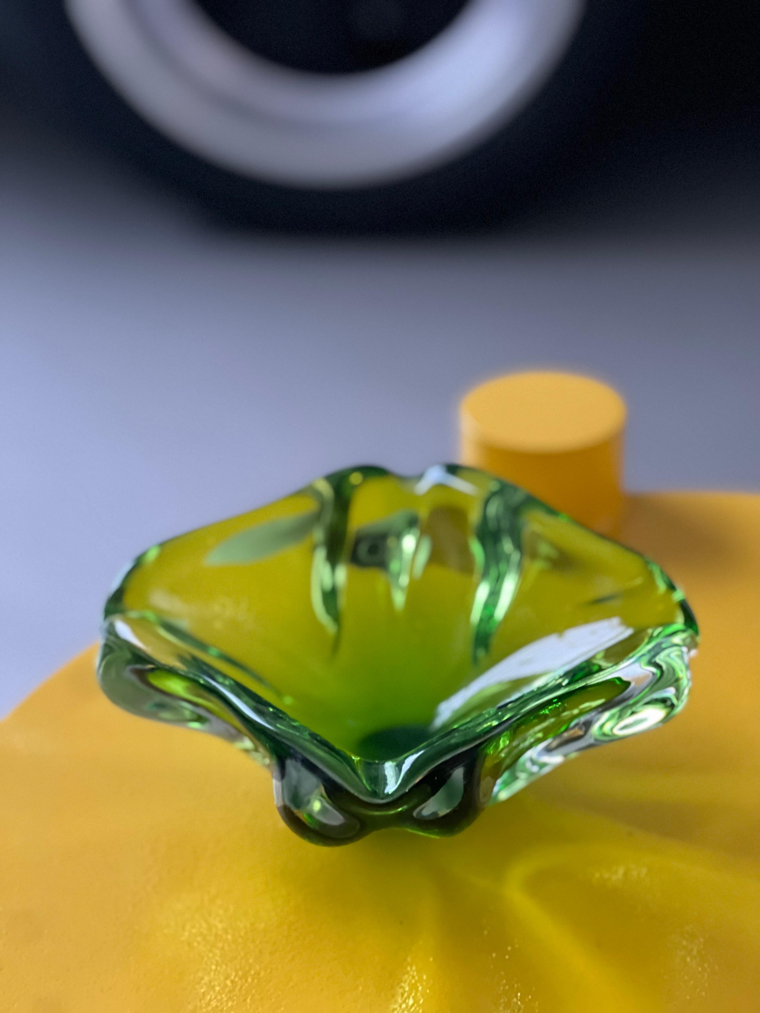 Cristal de Murano verde , cristal contemporáneo de los años 60 hecho a mano en Italia en venta 11