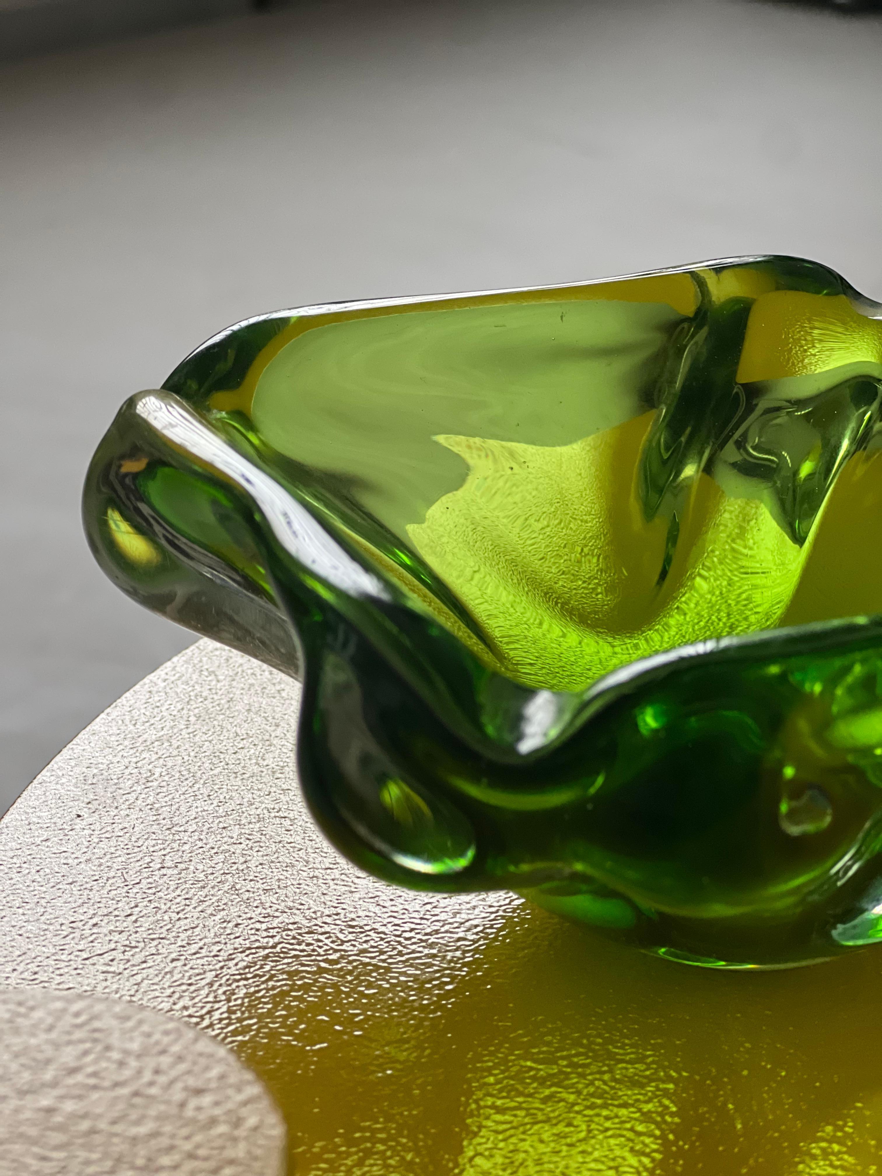 Cristal de Murano verde , cristal contemporáneo de los años 60 hecho a mano en Italia en venta 12