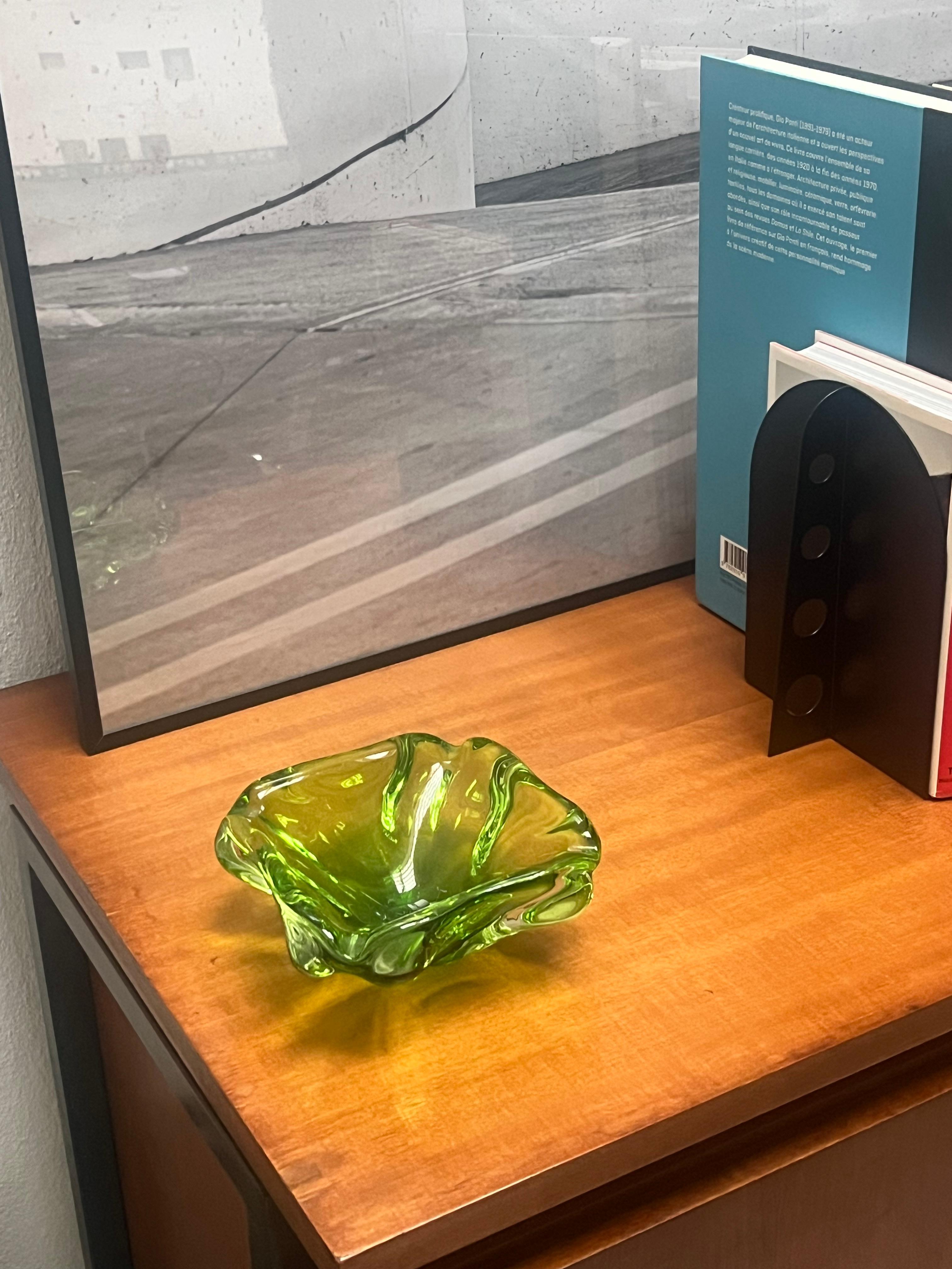 Cristal de Murano verde , cristal contemporáneo de los años 60 hecho a mano en Italia Moderno de mediados de siglo en venta