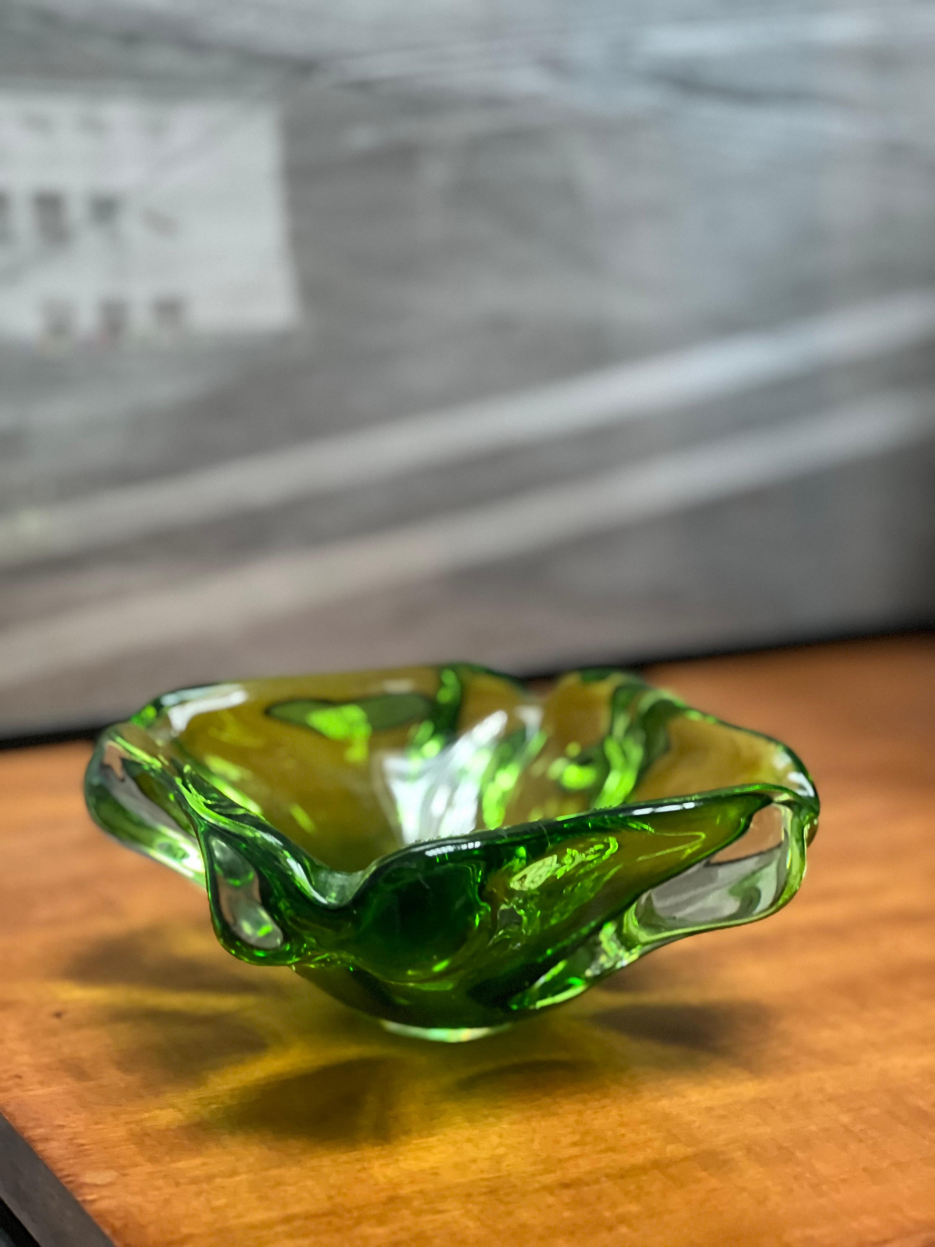 Cristal de Murano verde , cristal contemporáneo de los años 60 hecho a mano en Italia en Bueno estado para la venta en Milano, IT