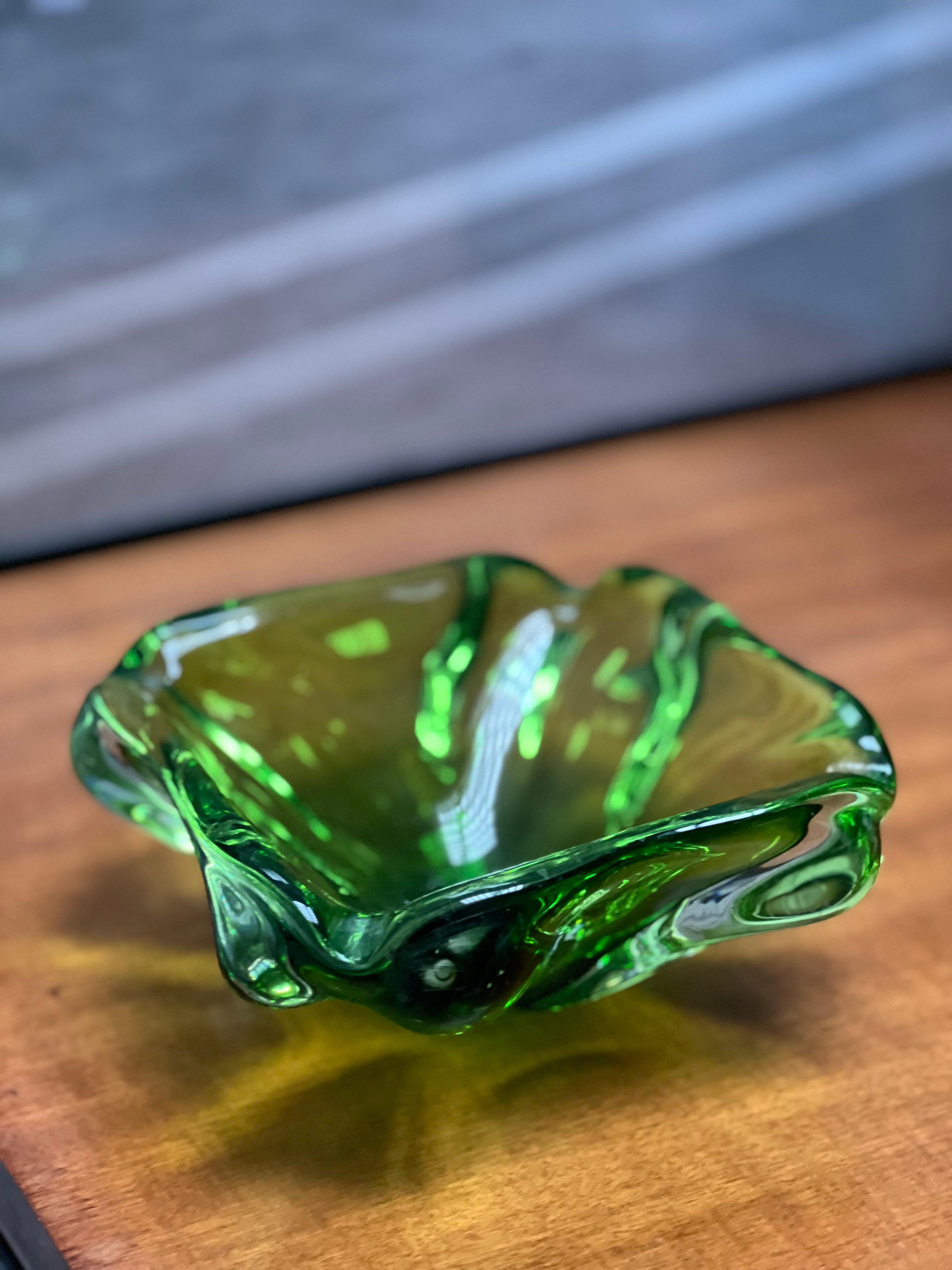 Cristal de Murano verde , cristal contemporáneo de los años 60 hecho a mano en Italia mediados del siglo XX en venta