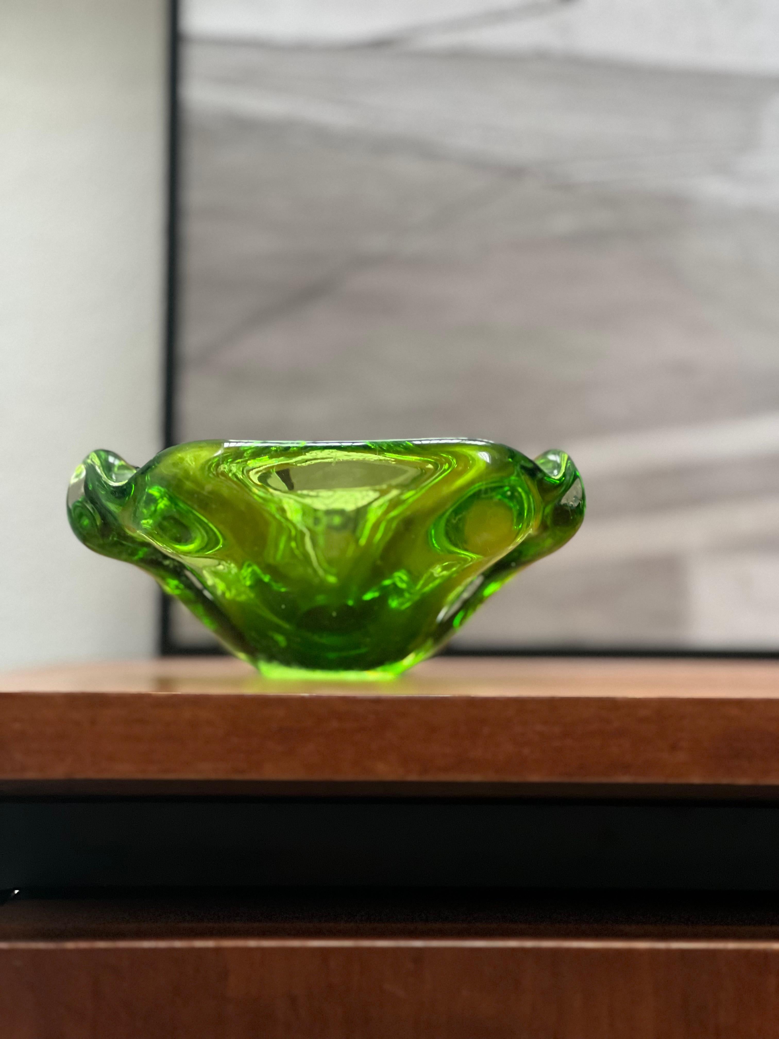 Cristal de Murano verde , cristal contemporáneo de los años 60 hecho a mano en Italia Vidrio en venta