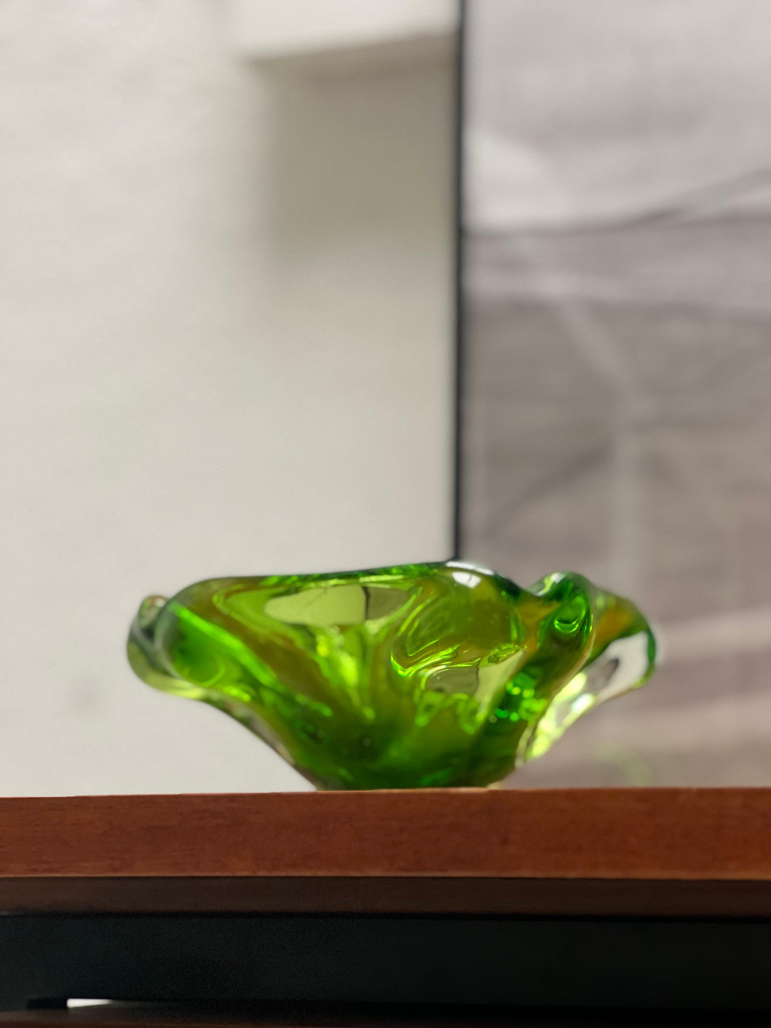 Cristal de Murano verde , cristal contemporáneo de los años 60 hecho a mano en Italia en venta 1