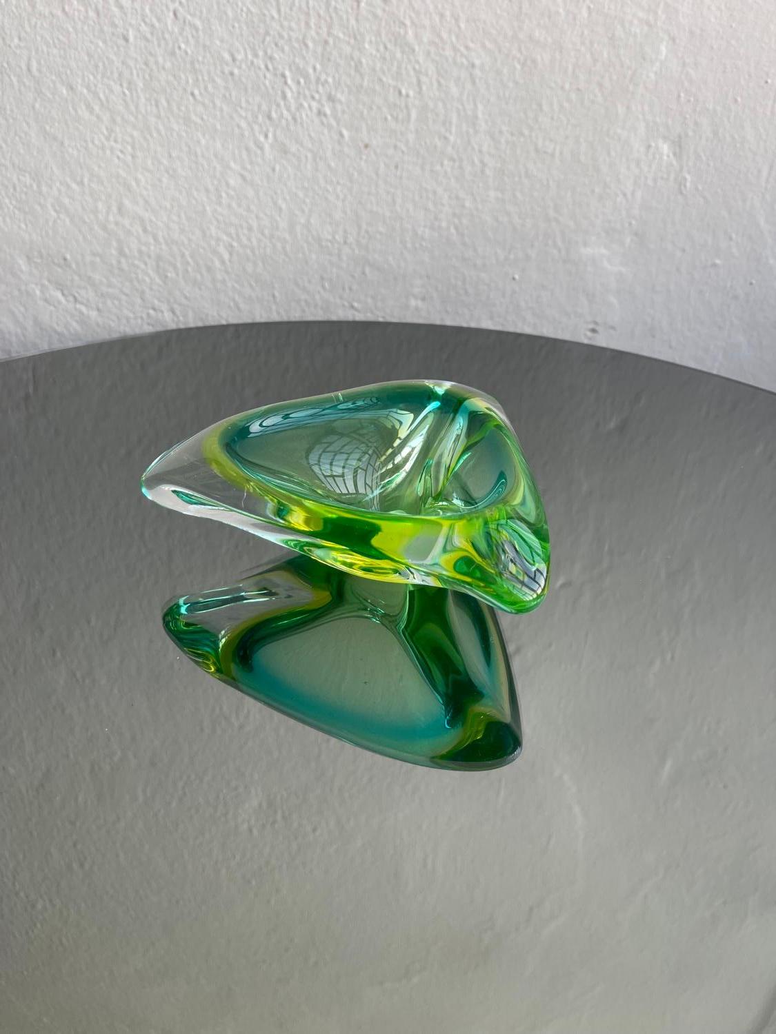 Acid green decorative bowl - Murano glass valet tray - collectible bright Murano glass

A heavy, fun and highly decorative Murano bowl / valet tray, in acid green with a subtle light blue accent visible under certain light conditions. It's perfect