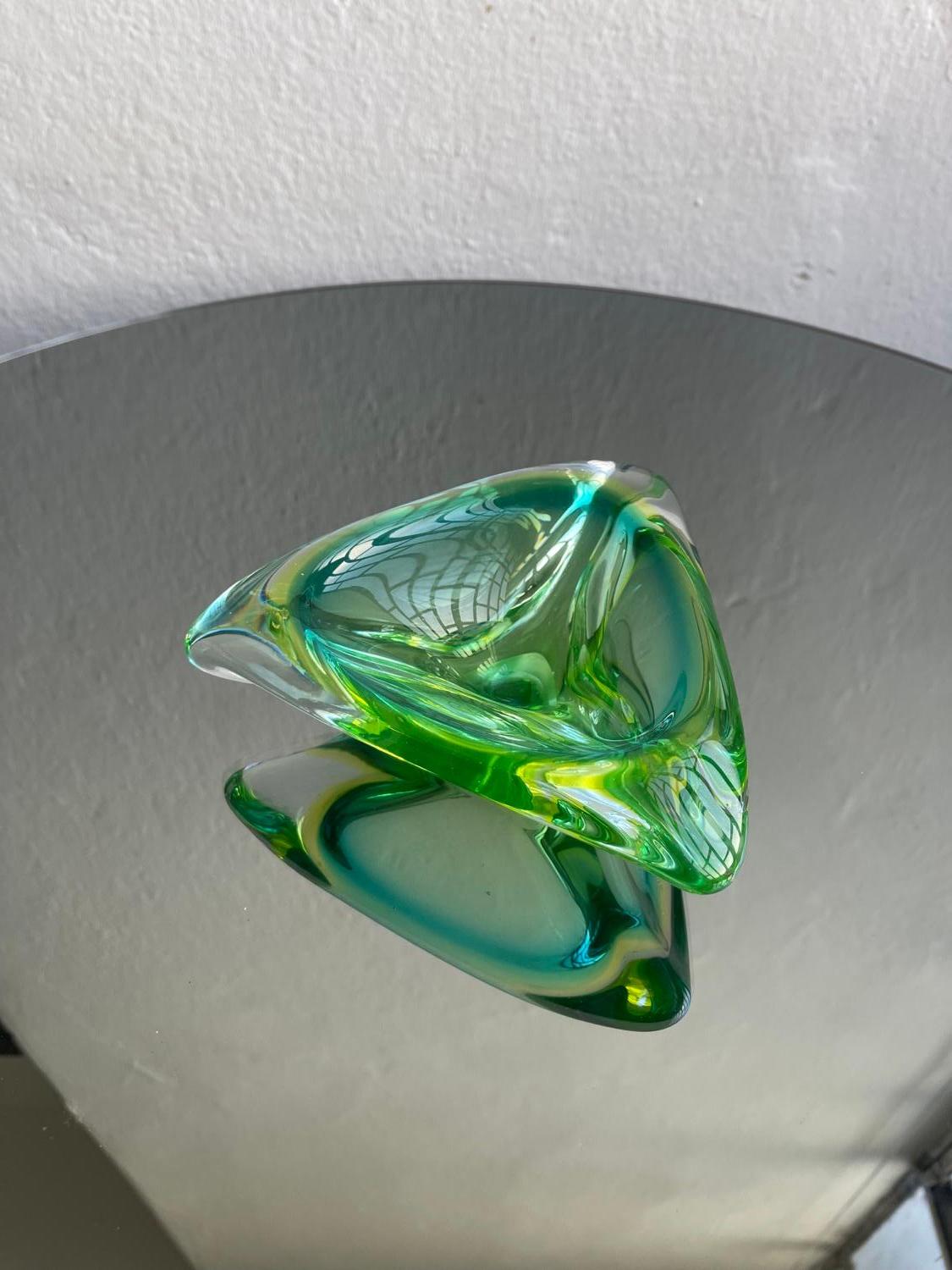 Cuenco decorativo verde de Murano Italiano en venta