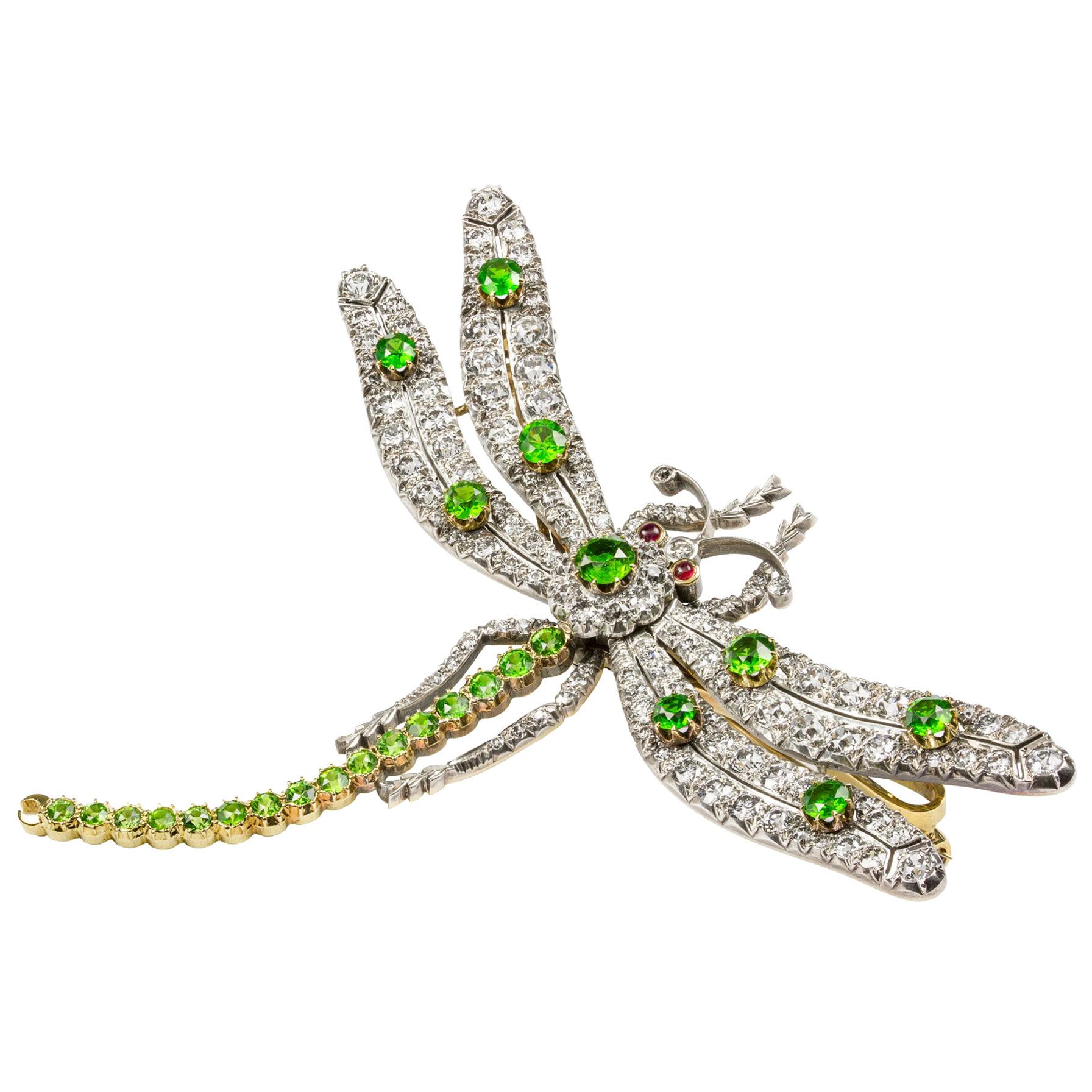 Brosche mit grünem Demantoid-Granat und Diamant-Libelle im Angebot
