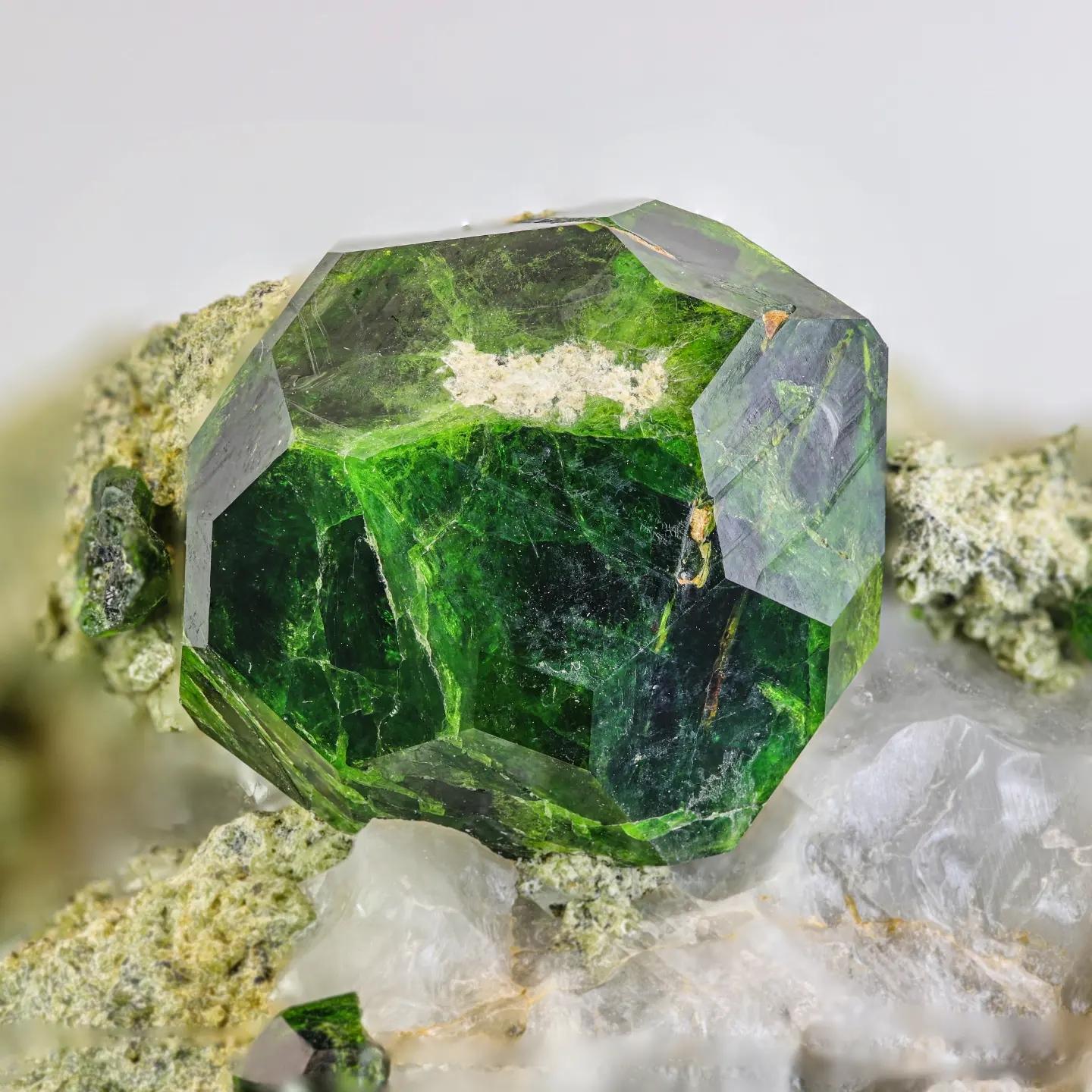 Abmessung: H: 7 x B: 10,2 x T: 6,4 cm

Wt: 393 g

Behandlung: Keine 

Exemplar Typ: Lovely Gem Grün Granat Focal Kristall auf Matrix 



Der Demantoid-Granat ist eine seltene und wahrscheinlich die begehrteste lebhaft grüne Varietät der