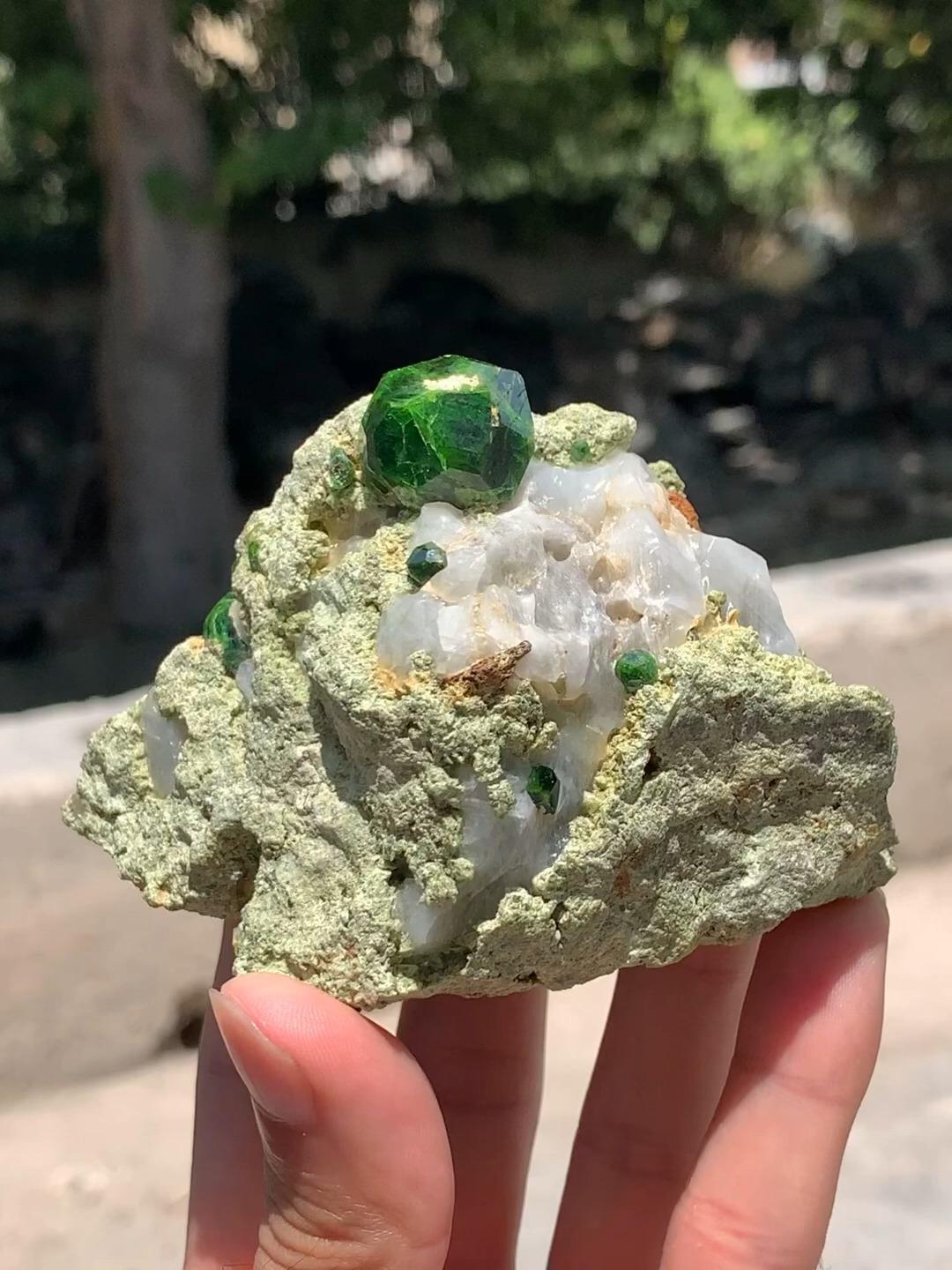 Grüner Demantoid-Granat Focal-Kristall auf Matrix aus Kuh-E-Belgheys, Iran (Art déco)