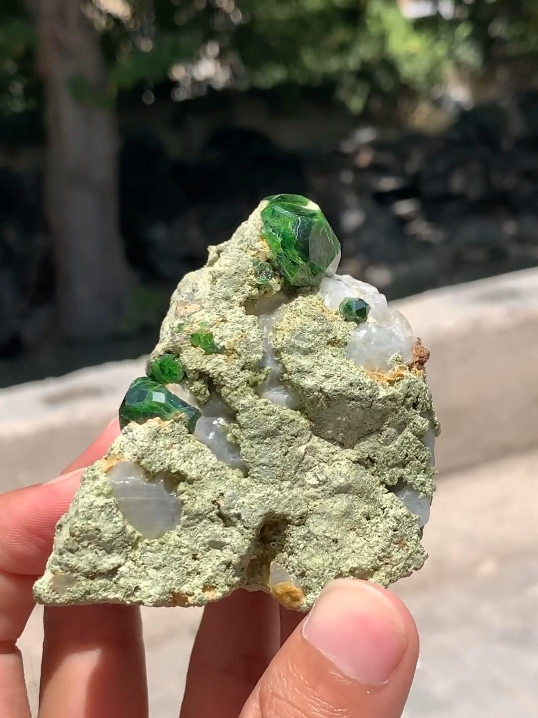 Grüner Demantoid-Granat Focal-Kristall auf Matrix aus Kuh-E-Belgheys, Iran im Zustand „Neu“ in Bangkok, TH