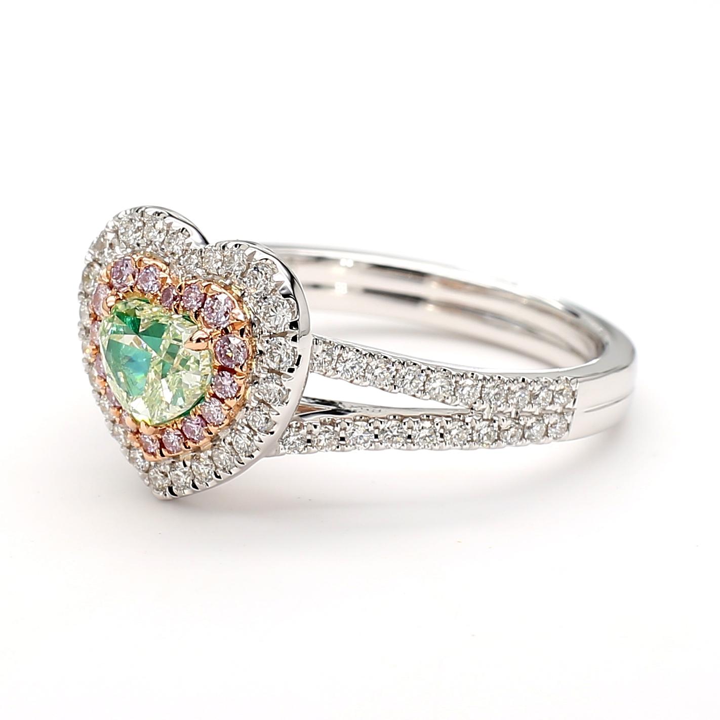 Atemberaubende Doppel Halo grüner Diamant Ring, Reihe 1 intensiv rosa Runde & Reihe 2 weißen Diamanten mit einem Split-Schaft auf jeder Seite, um diese Schönheit zu betonen.

0,69 Karat Hellgelb Grün VS Herzform
[GIA# 1509826131]

Side Diamond