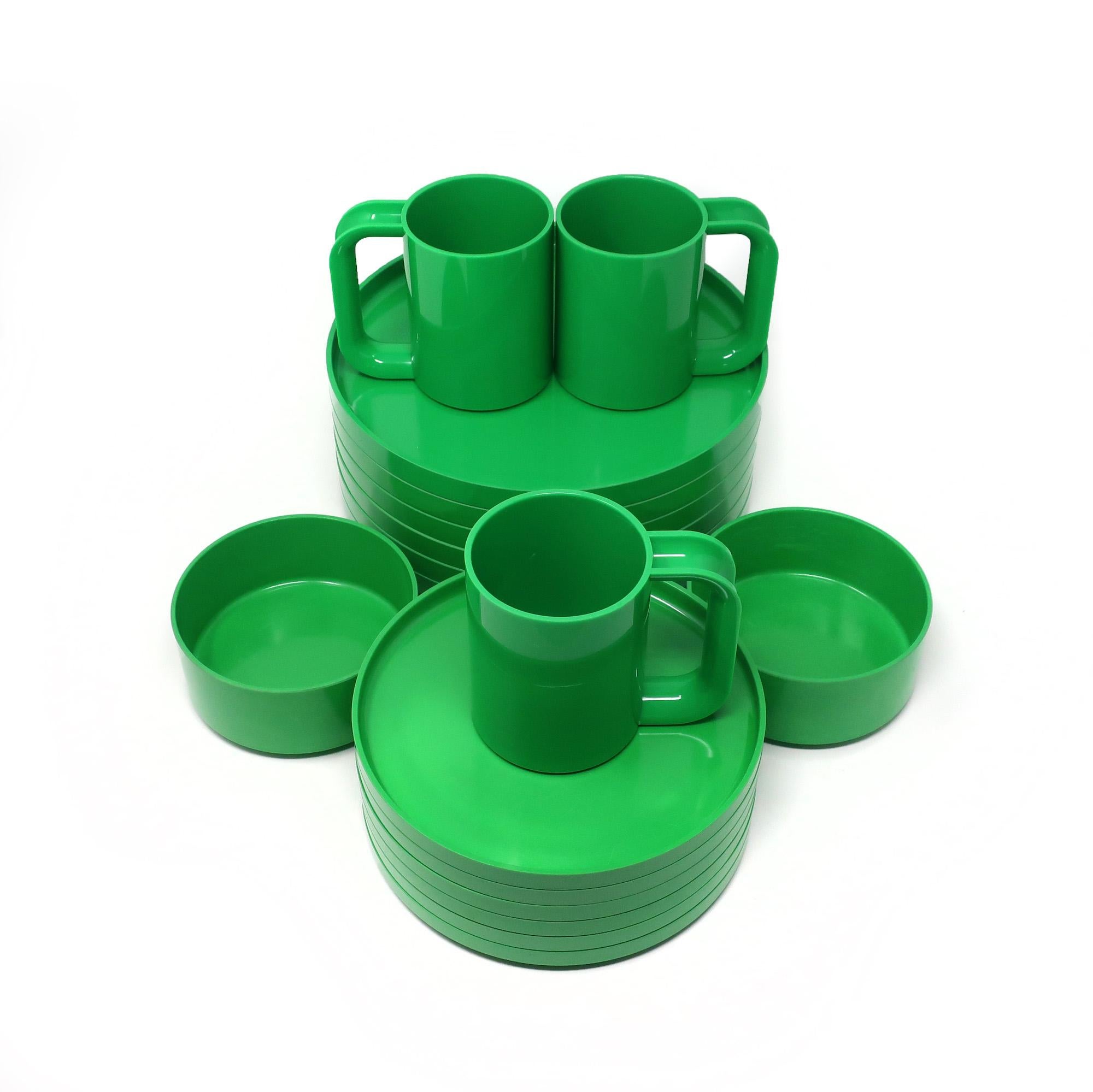 Green Dinnerware by Vignelli for Heller, Set of 17 In Good Condition In Brooklyn, NY