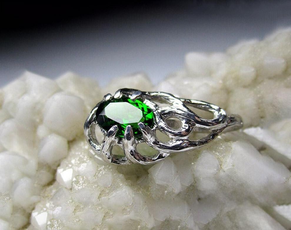 Green Diopside Silver Pendant Deep Green Gemstone Mary Jane Spider Man Style  For Sale 4