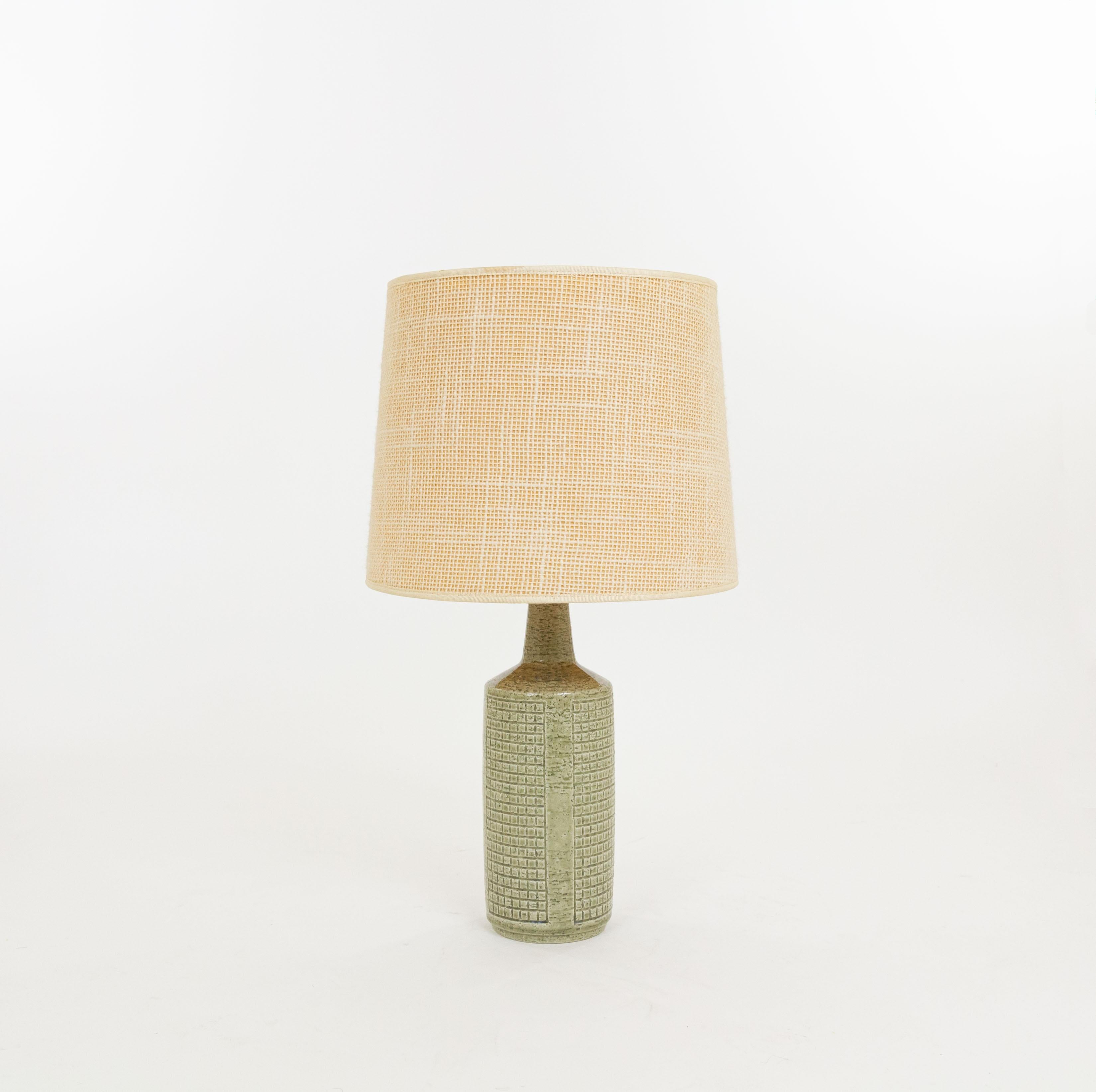 Model DL/30 table lamp made by Annelise and Per Linnemann-Schmidt for Palshus in the 1960s. The colour of the handmade decorated base is Grain Green. It has impressed, geometric patterns.

The lamp comes with its original lampshade holder. The