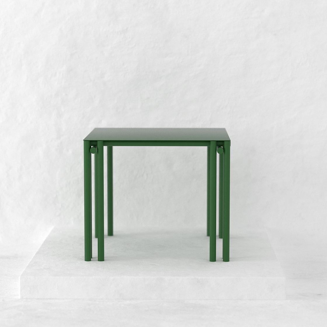 La table à manger carrée Dolmen est une pièce tubulaire conçue comme une table à manger convenant aussi bien à l'intérieur qu'à l'extérieur. 
Fabriquée à la main en métal et revêtue d'une finition électrostatique mate, sa taille peut être