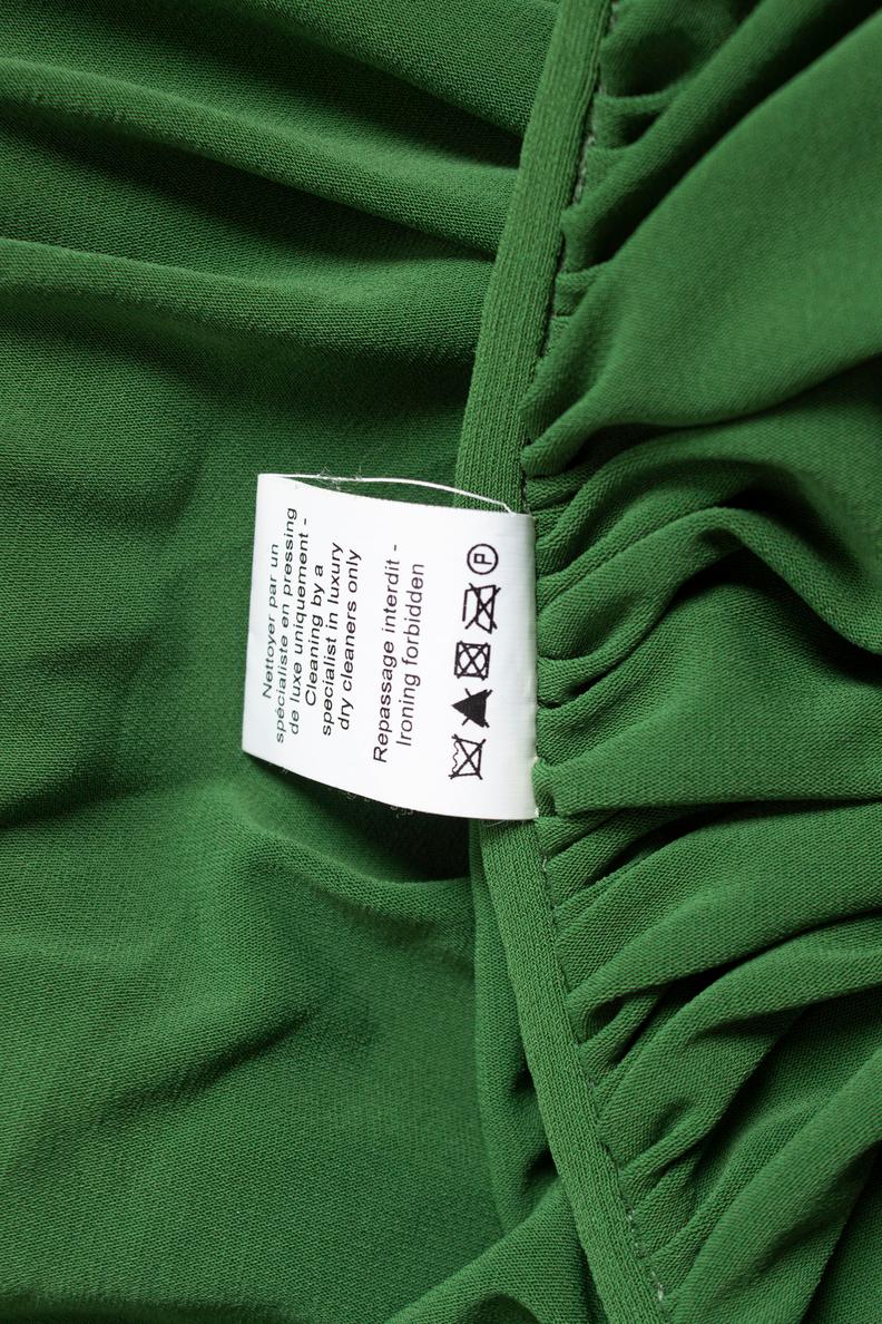 Robe drapée verte à une épaule en vente 8
