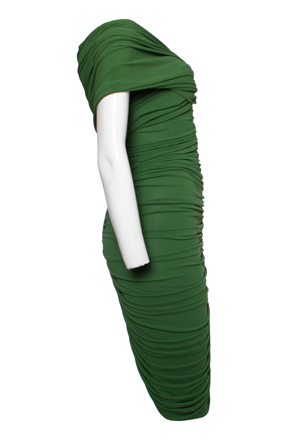 Robe drapée verte à une épaule en vente 3