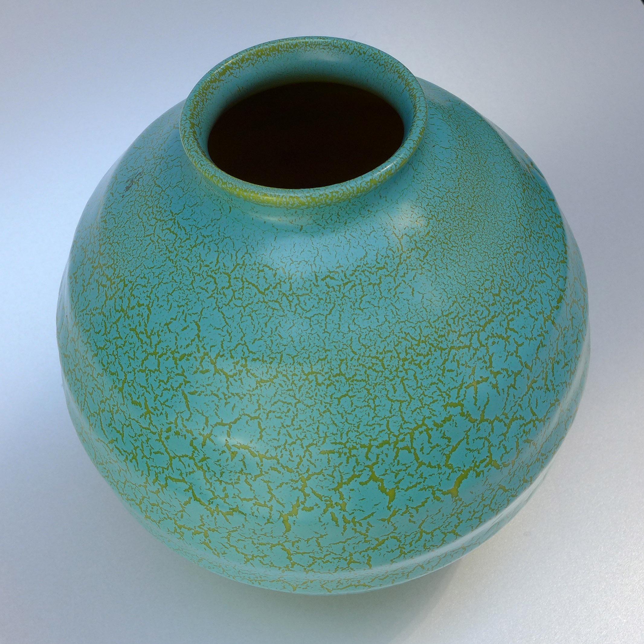 Ribbed ball vase with turquoise and green crackle glaze by Dutch designer Frans van Katwijk (1893-1952), produced by Plateelbakkerij Schoonhoven, the Netherlands, circa 1935.
 