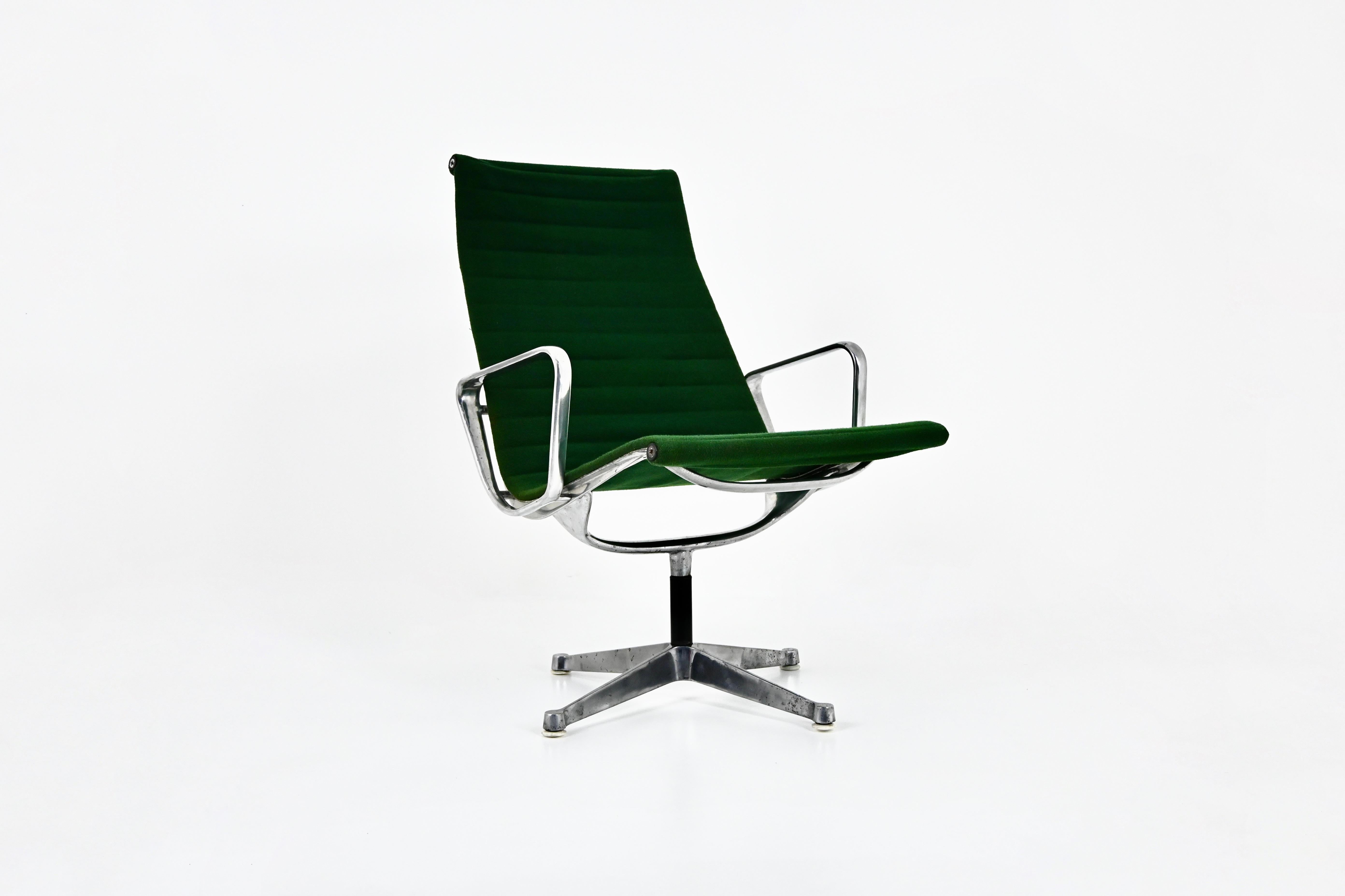 Sillón giratorio de tela verde y metal. Altura del asiento: 47 cm. Sello Herman Miller. Desgaste debido al tiempo y a la edad.
PARA EL ENVÍO, CONSÚLTANOS PARA RECIBIR EL MEJOR PRECIO