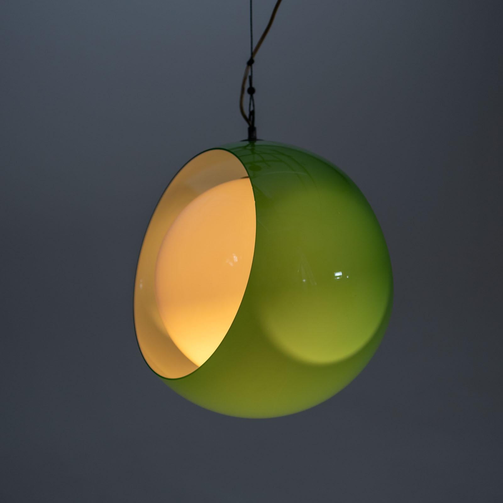 Hängelampe aus grünem Muranoglas, entworfen von Carlo Nason für Mazzega in den 1960er Jahren. Die Leuchte besteht aus zwei Glasbügeln, die nach Belieben gedreht werden können, so dass die einzelne Glühbirne auch komplett verdeckt werden kann. 