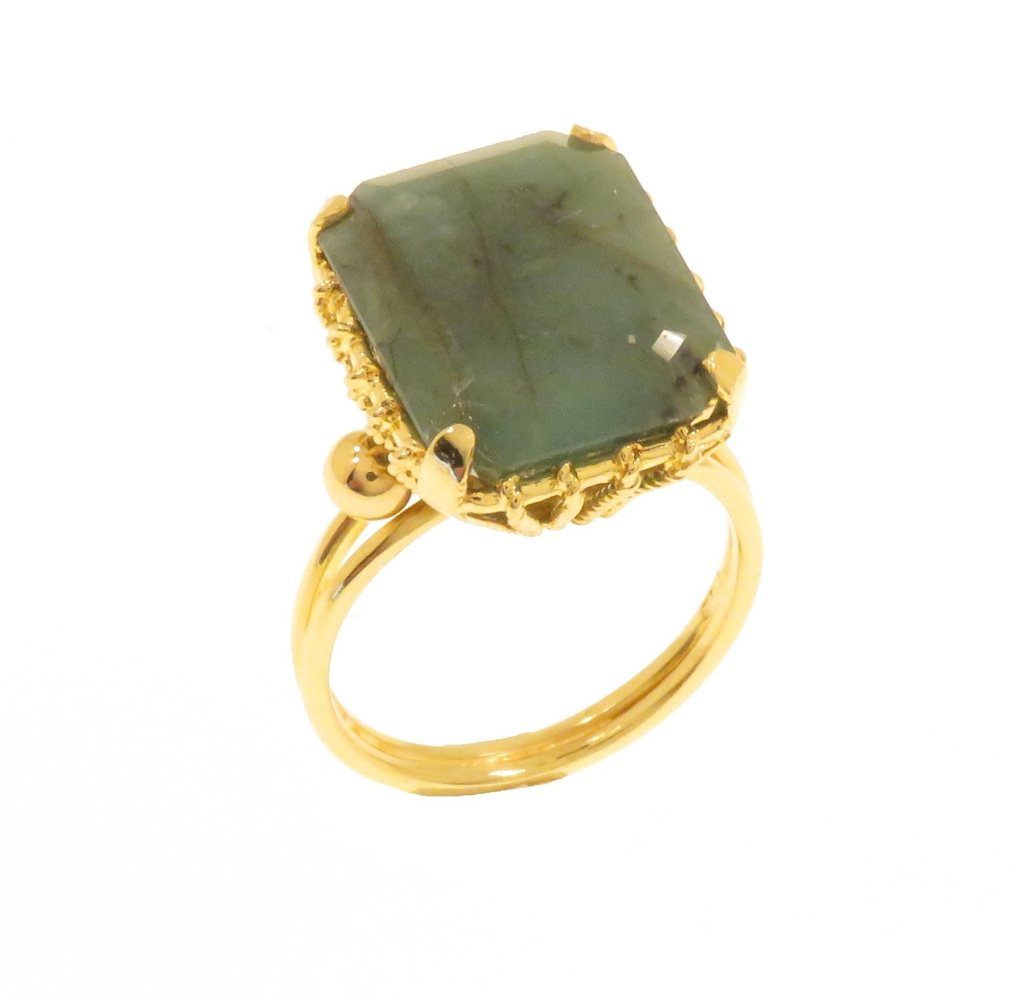 Retro Green Emerald 18 Karat Yellow Gold Vintage Cocktail Ring Handcrafted in Italy For Sale