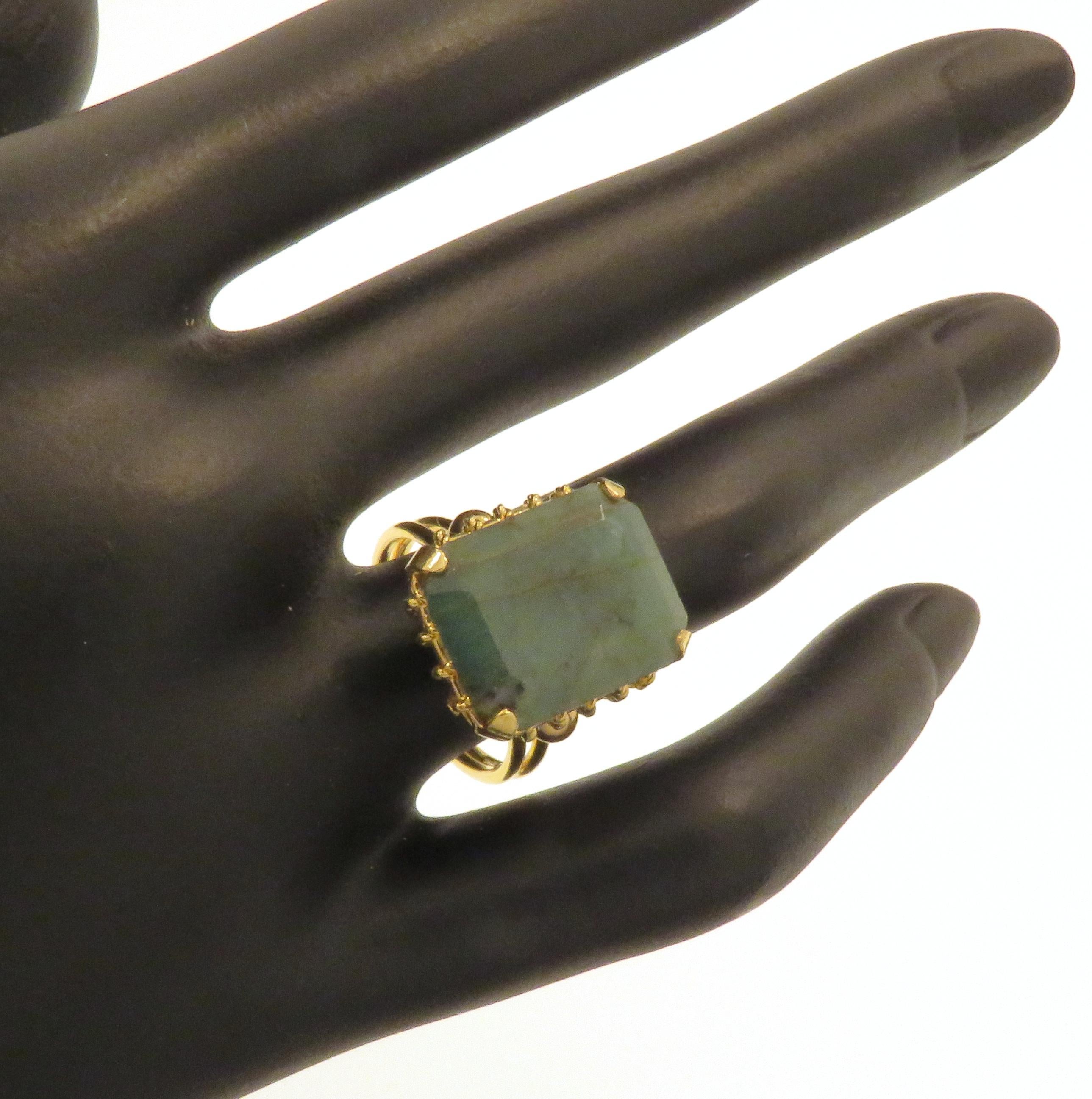 Taille émeraude Bague cocktail vintage en or jaune 18 carats avec émeraude verte, fabriquée à la main en Italie en vente