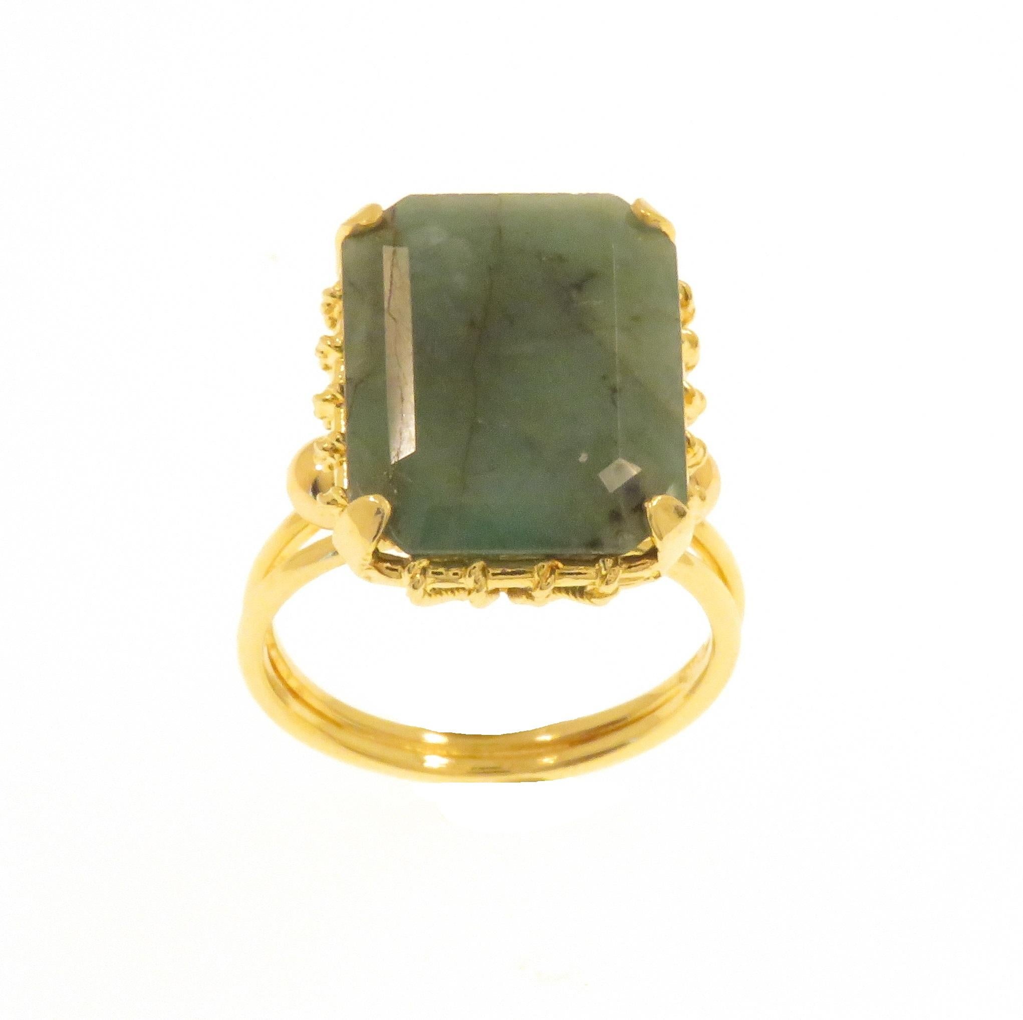 Green Emerald 18 Karat Yellow Gold Vintage Cocktail Ring Handcrafted in Italy In Excellent Condition For Sale In Milano, IT