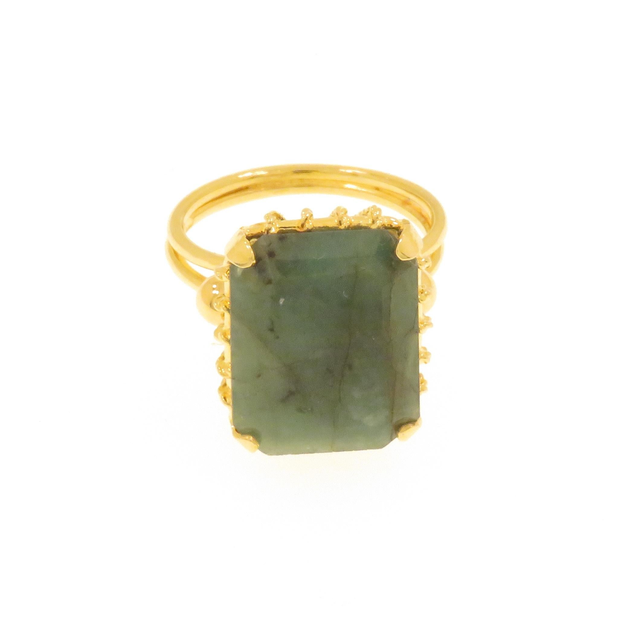 Green Emerald 18 Karat Yellow Gold Vintage Cocktail Ring Handcrafted in Italy For Sale 1