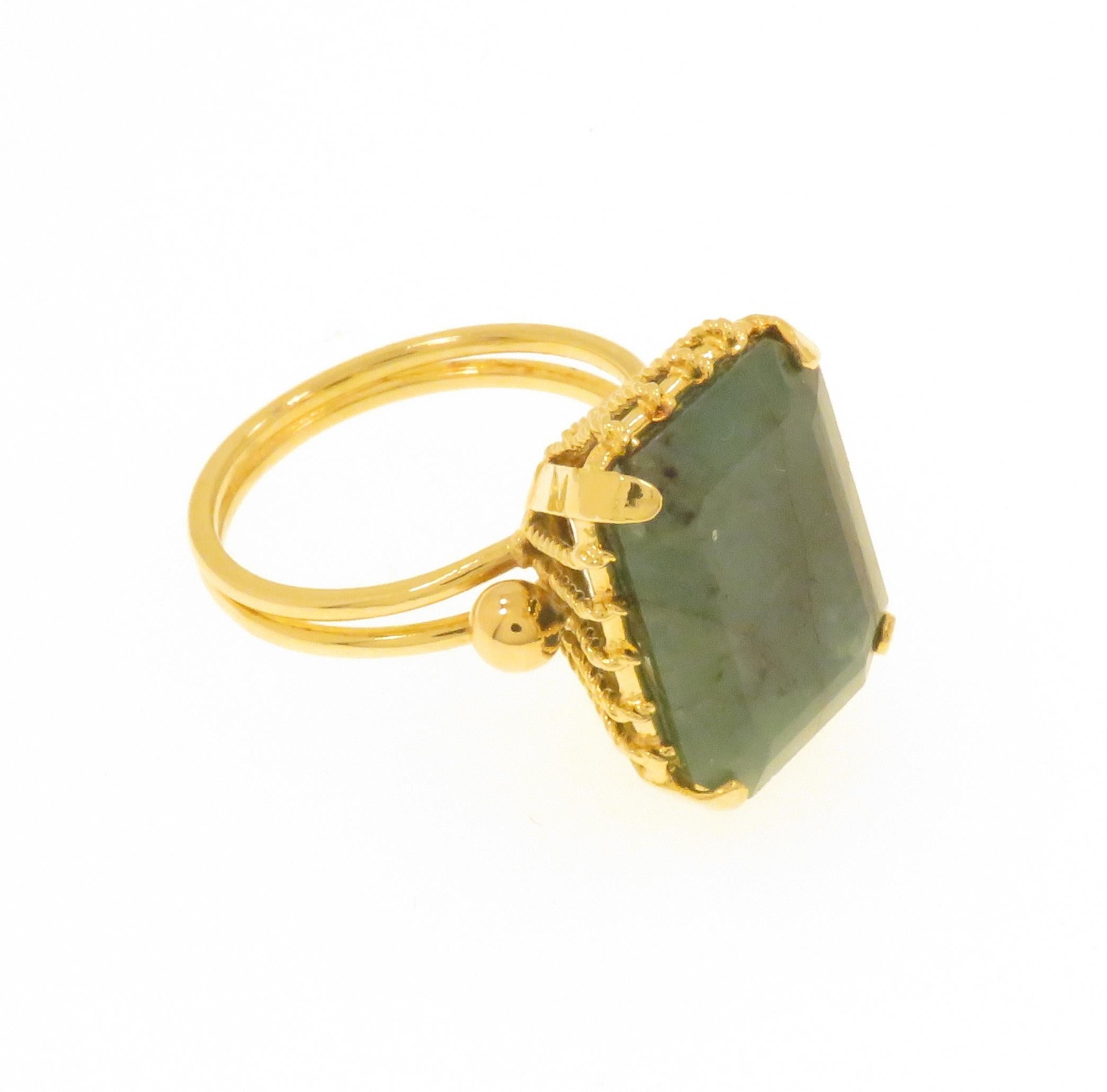 Green Emerald 18 Karat Yellow Gold Vintage Cocktail Ring Handcrafted in Italy For Sale 3