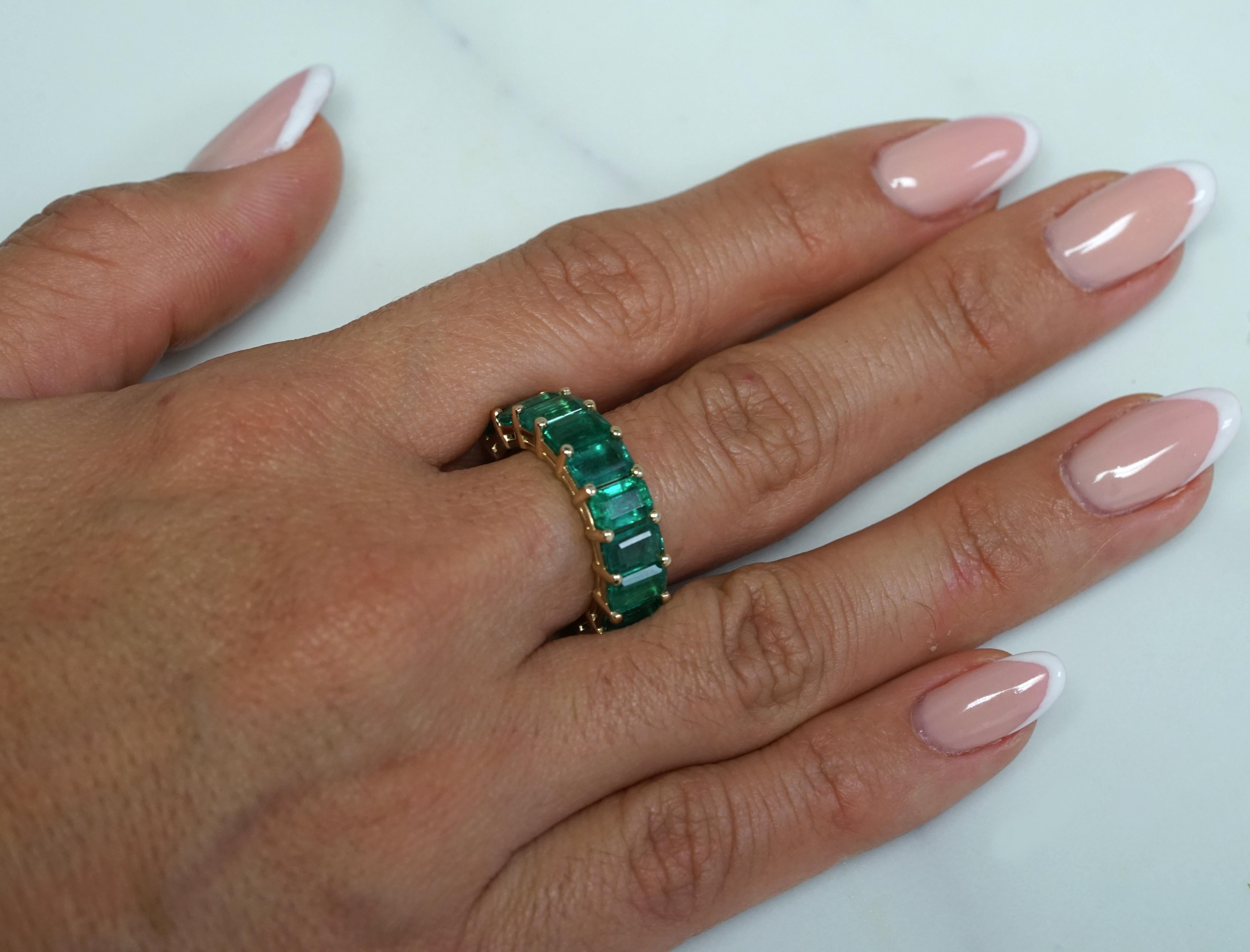 Contemporary Green Emerald  5.9 Carat Yellow Gold Band Ring For Sale