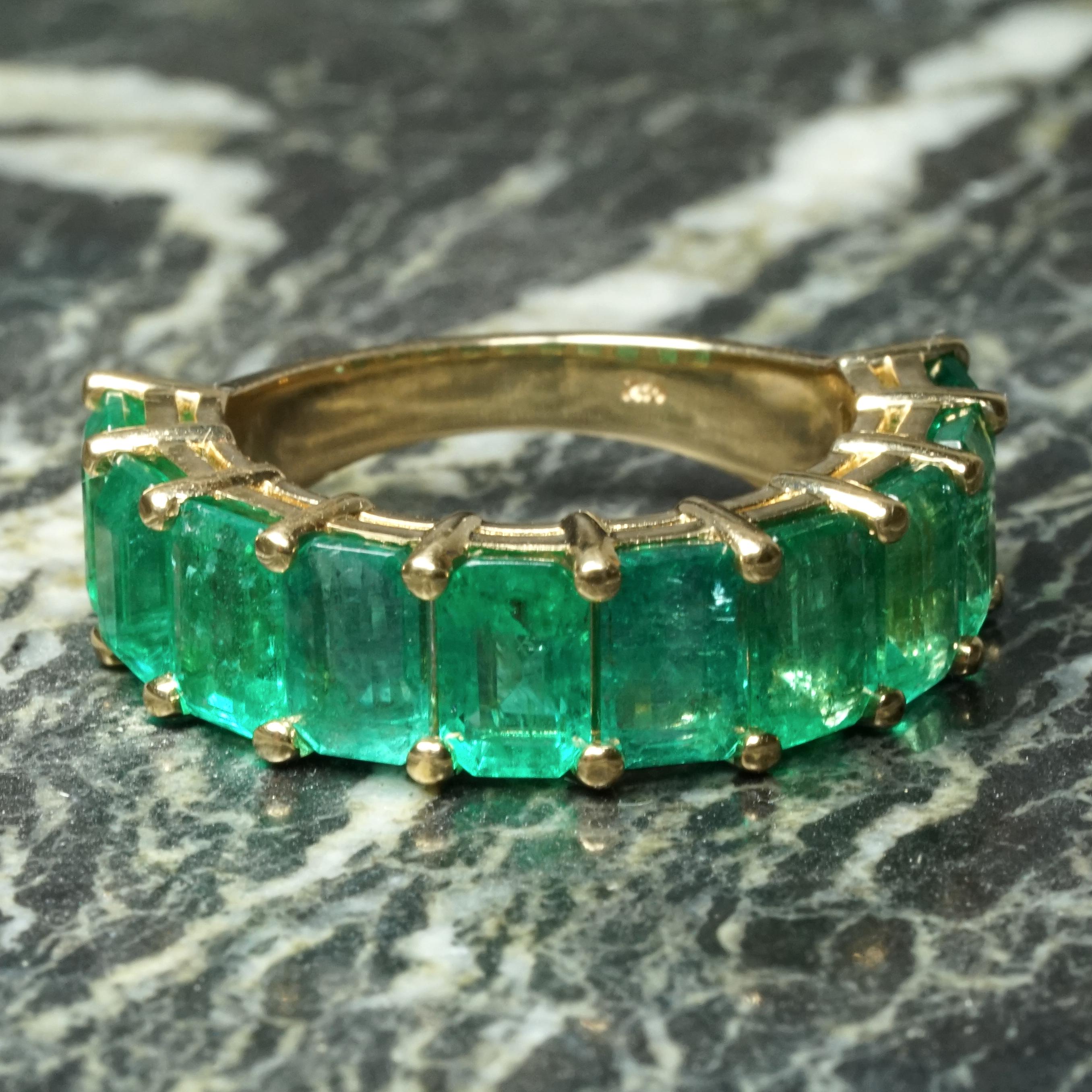 Green Emerald  5.9 Carat Yellow Gold Band Ring In New Condition For Sale In Chicago, IL