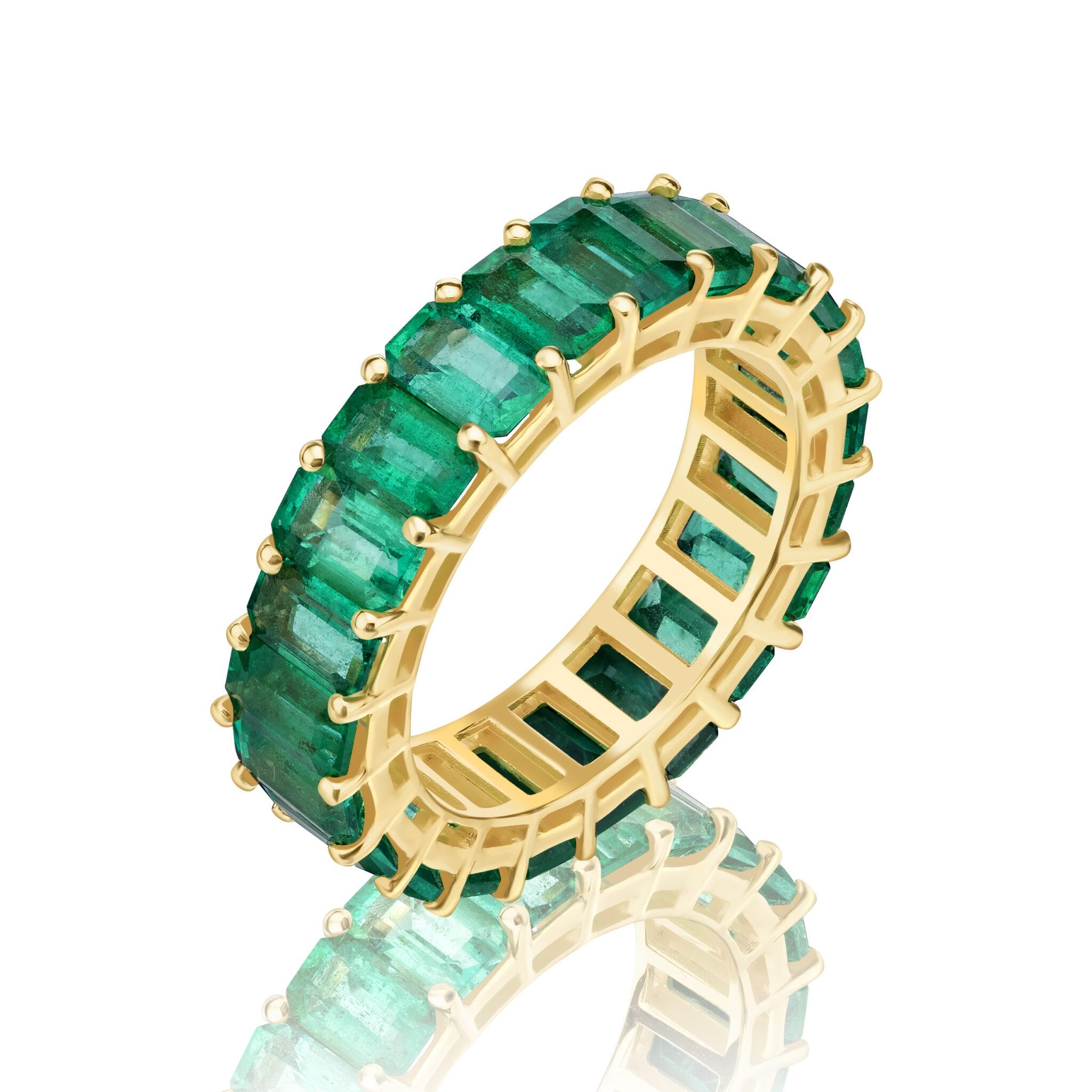Contemporary Green Emerald  7.50 Carat Yellow Gold Band Ring For Sale