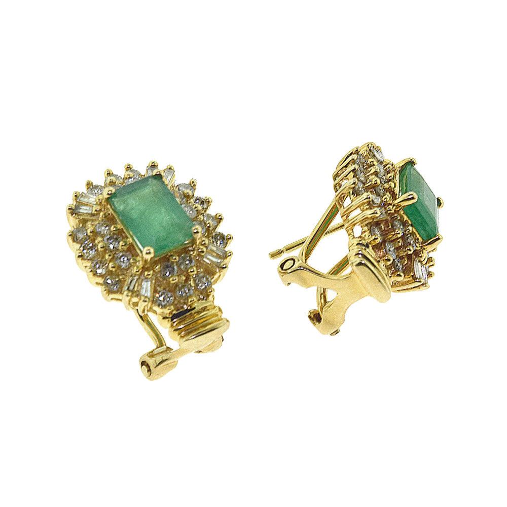 Taille ronde Boucles d'oreilles en or avec grappe de diamants ronds, émeraudes vertes et baguettes en vente