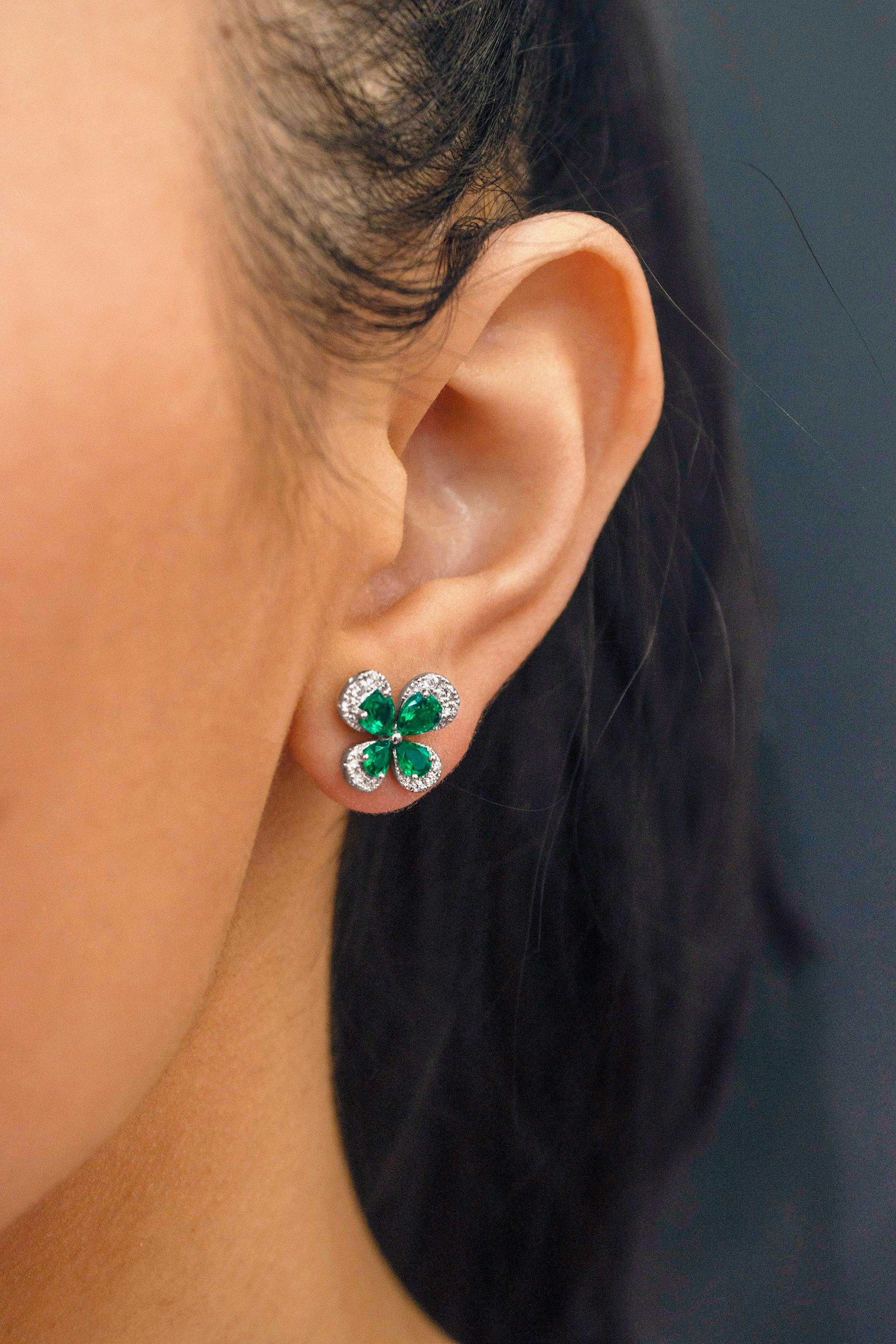 Contemporain Clous d'oreilles en forme de papillon en émeraude verte en forme de poire de 1,37 carat et diamants en vente