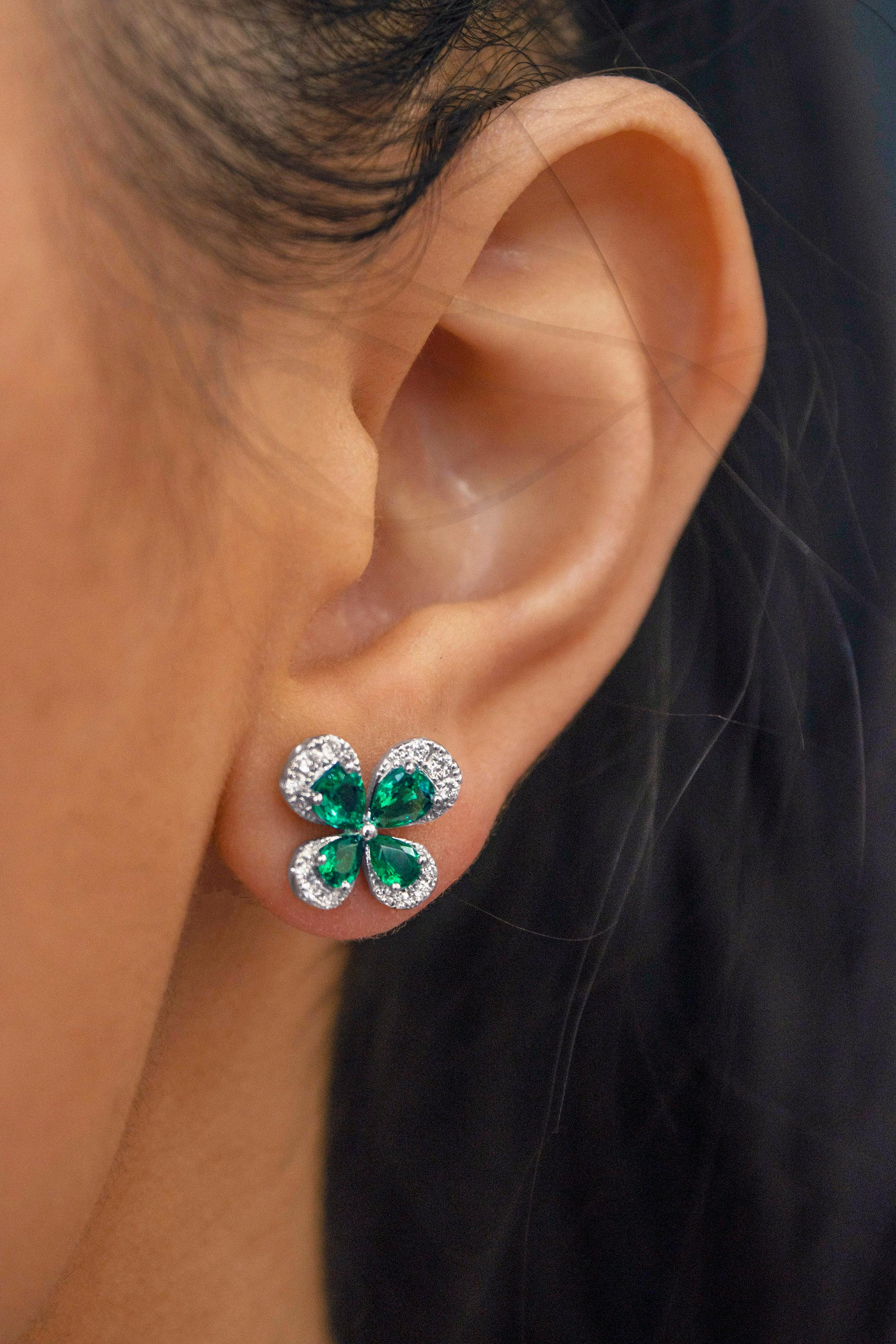 Taille mixte Clous d'oreilles en forme de papillon en émeraude verte en forme de poire de 1,37 carat et diamants en vente