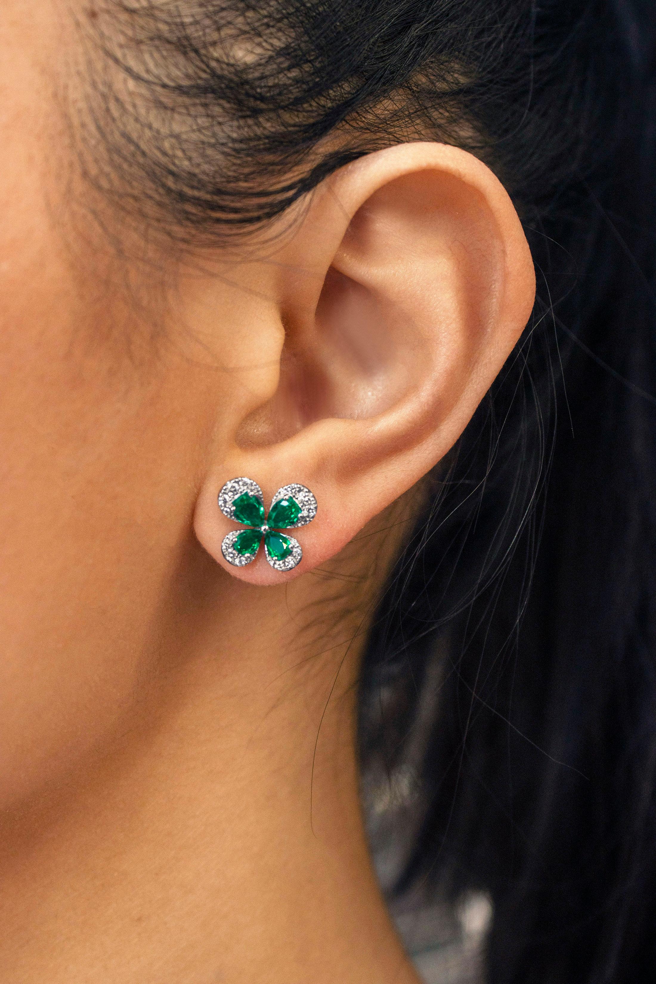 Clous d'oreilles en forme de papillon en émeraude verte en forme de poire de 1,37 carat et diamants Neuf - En vente à New York, NY