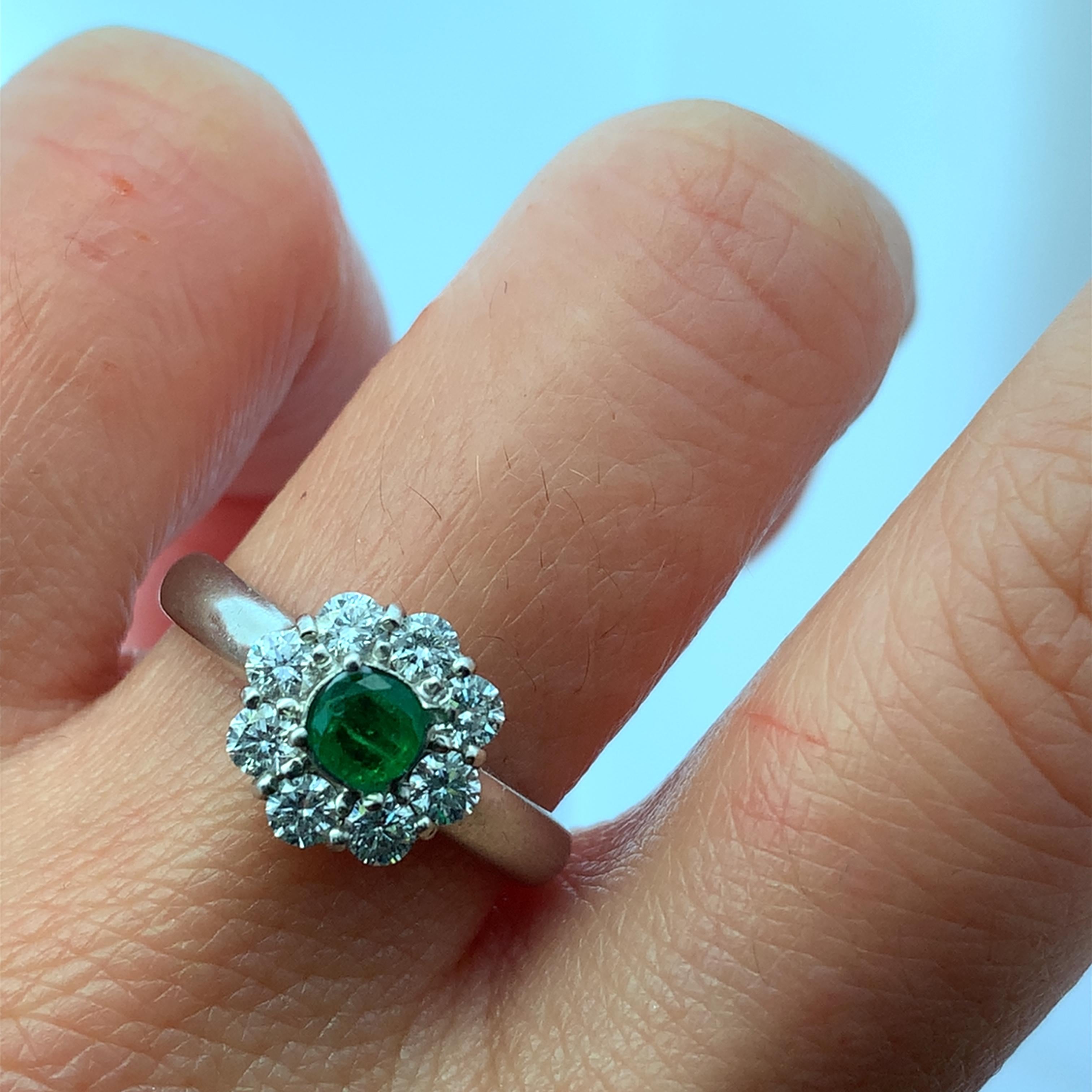 Descubre el encanto de este impresionante anillo con una vibrante esmeralda verde de 0,45 ct como gema central, rodeada de un halo de brillantes diamantes de 1,00 ct G VS1 . Elaborada con precisión, esta pieza es perfecta para añadir un toque de