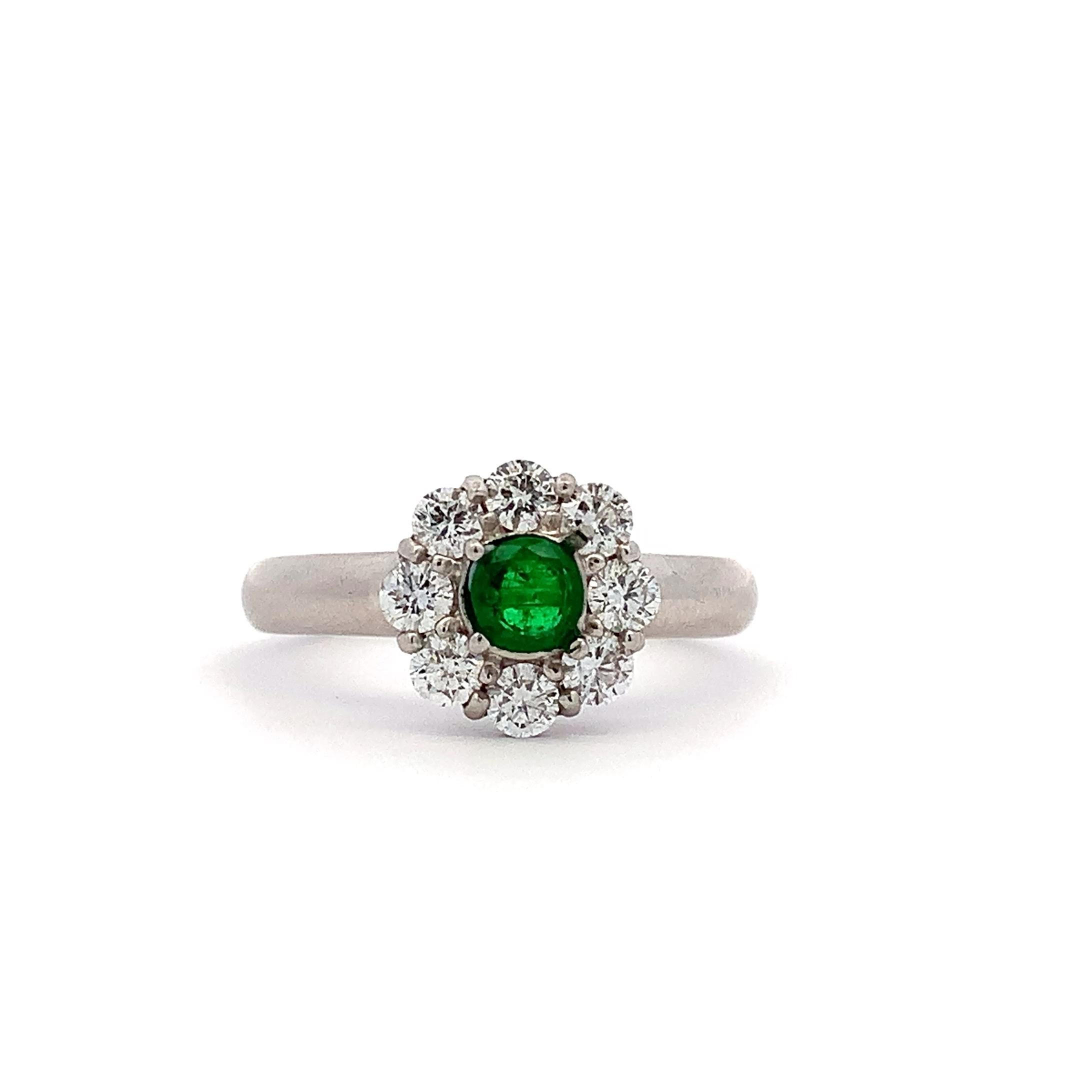 Anillo de compromiso de esmeralda verde y racimo de diamantes en platino Corte redondo en venta