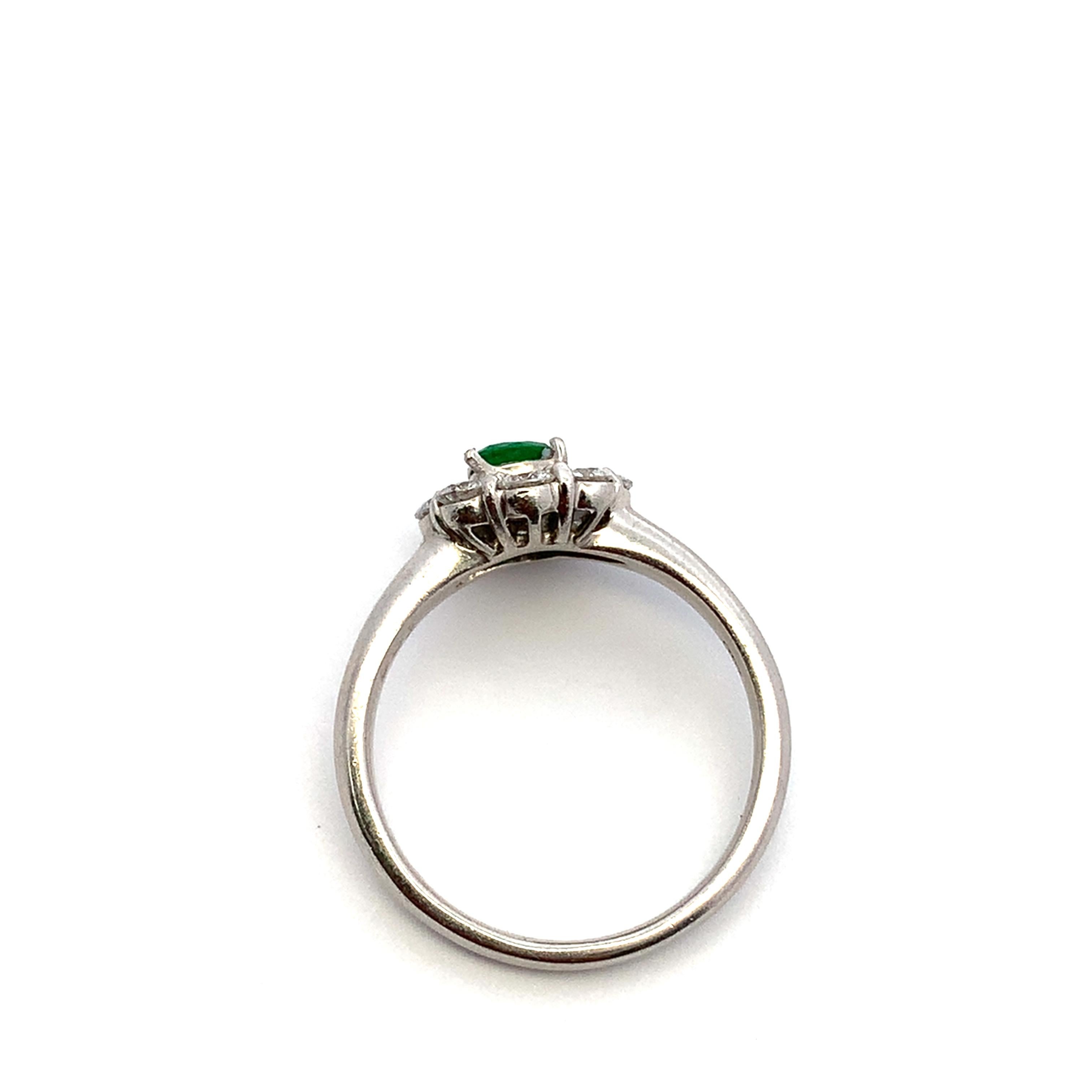 Anillo de compromiso de esmeralda verde y racimo de diamantes en platino en Nuevo estado para la venta en London, GB