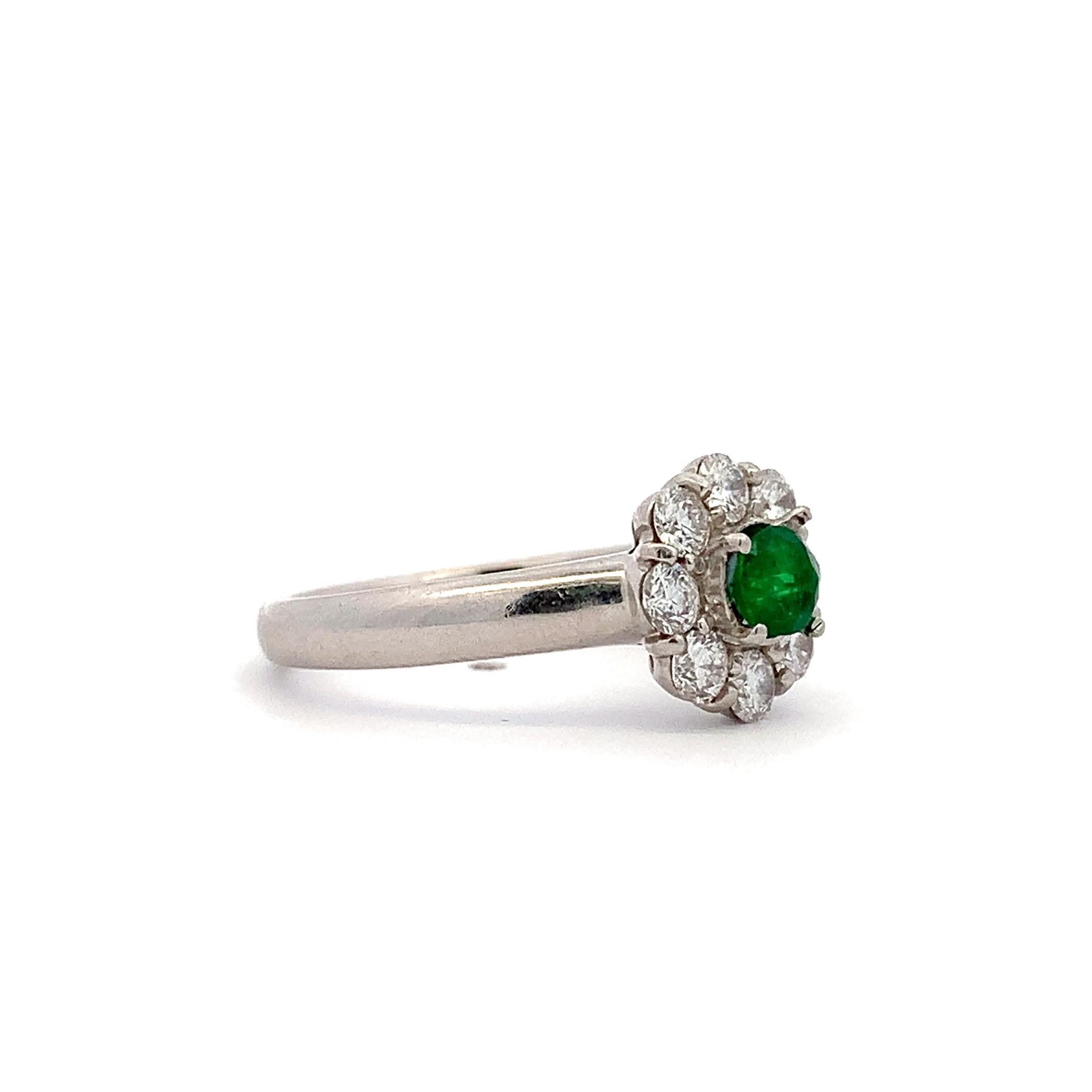 Femenino o masculino Anillo de compromiso de esmeralda verde y racimo de diamantes en platino en venta