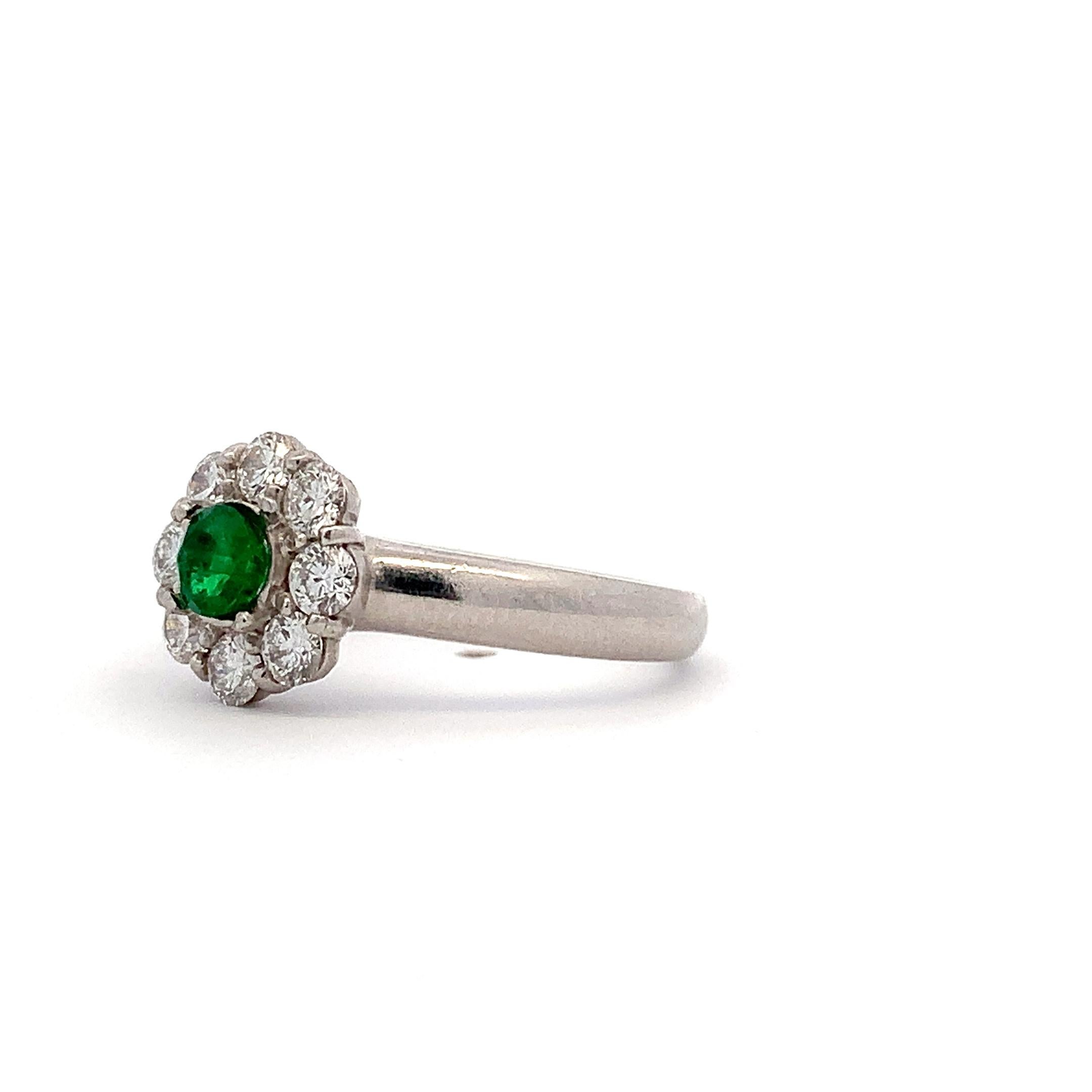 Anillo de compromiso de esmeralda verde y racimo de diamantes en platino en venta 1