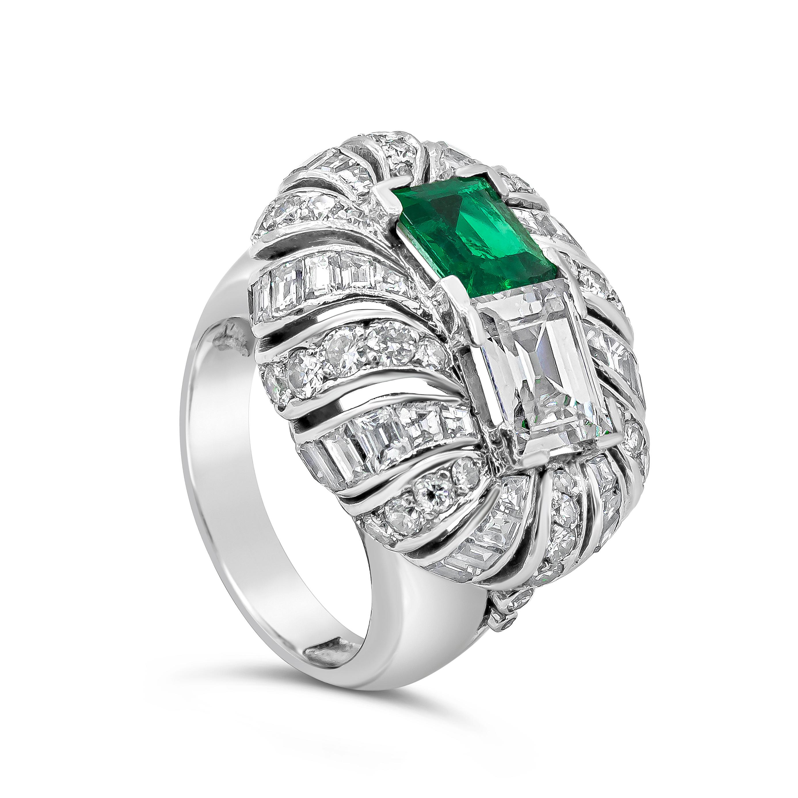 Ein stilvoller Vintage-Ring mit zwei Steinen im Smaragdschliff: ein grüner kolumbianischer Smaragd von 1,06 Karat und ein weißer Diamant von 1,28 Karat, Farbe G und Reinheit VVS. Auf einer konvexen Platinfassung, die mit abwechselnd runden und