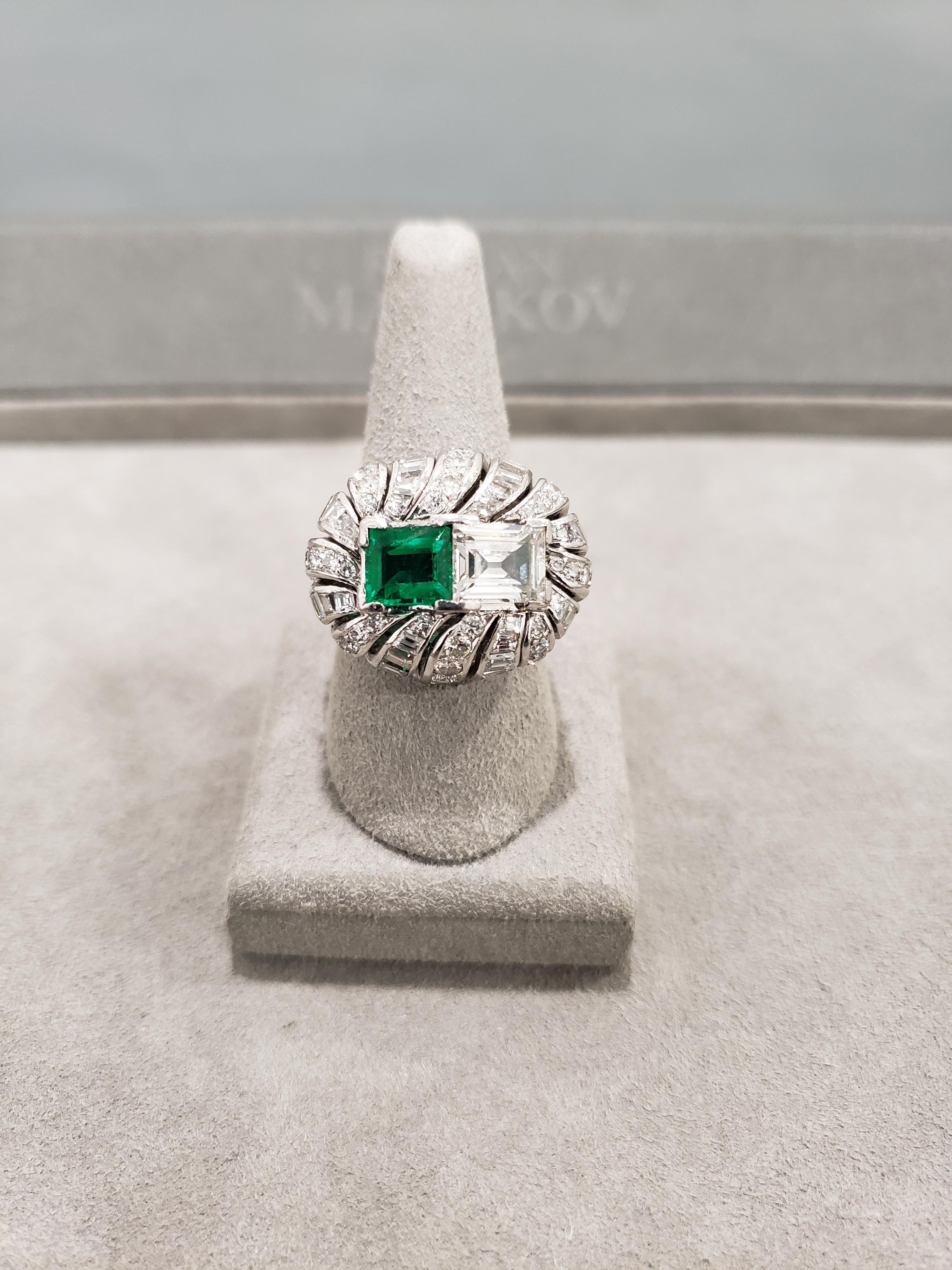 Vintage, 5,34 Karat insgesamt Smaragdschliff kolumbianischer Smaragd & Diamant Cocktail-Ring im Angebot 3