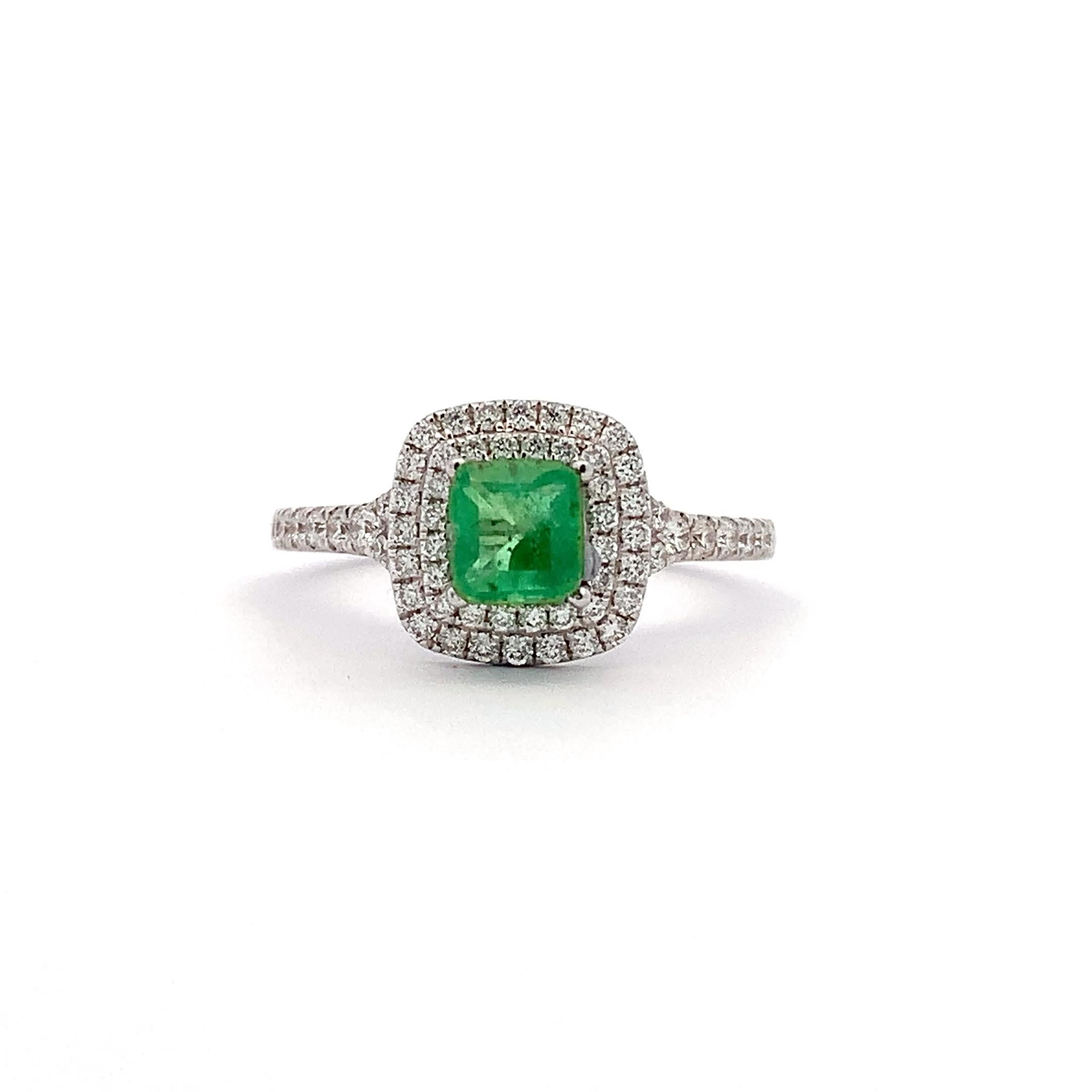 Green emerald and diamond double halo engagement ring 18k white gold In New Condition For Sale In London, GB