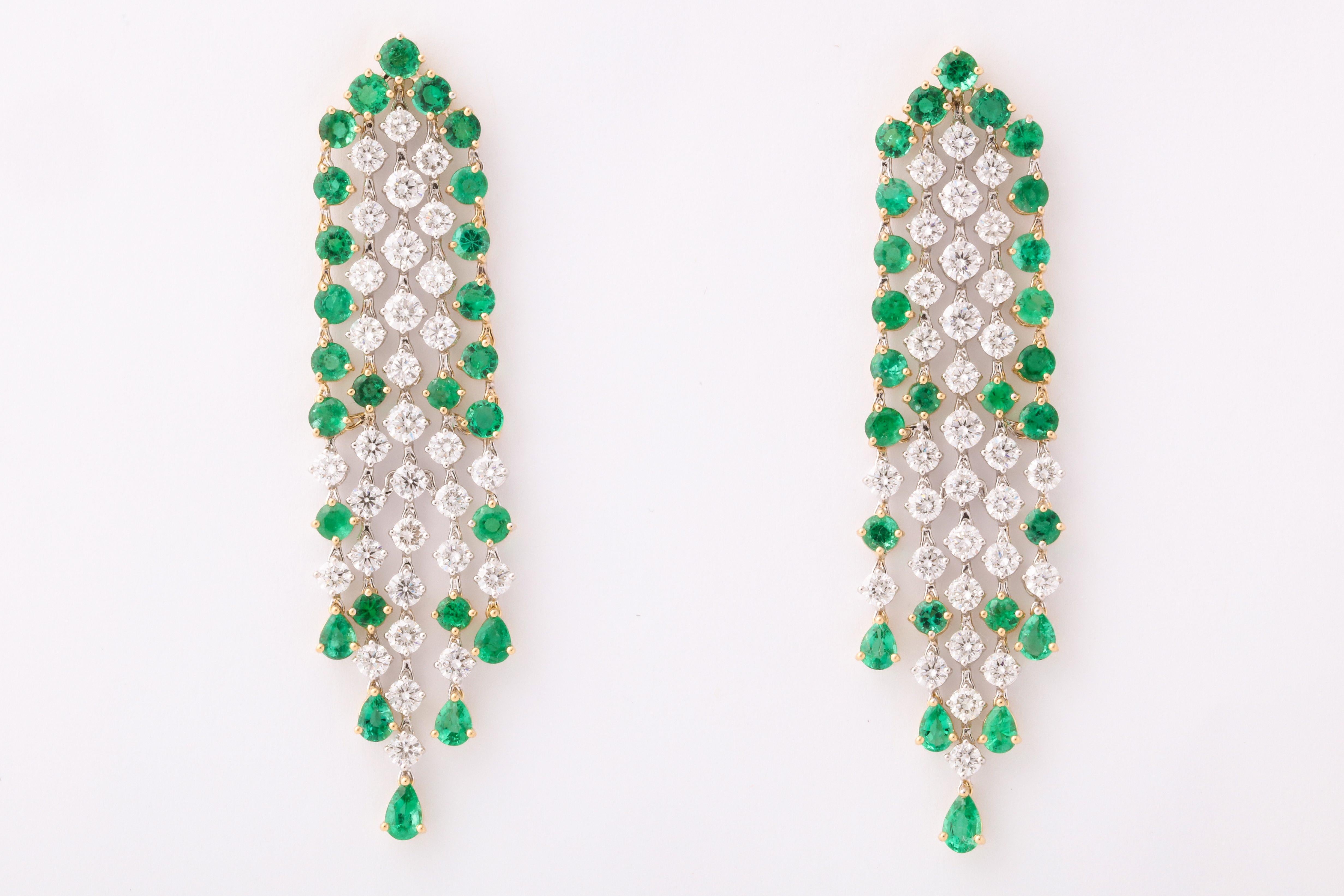 
Un bellissimo orecchino con un movimento fantastico.

6.19 carati di diamanti bianchi taglio brillante rotondo 

7,00 carati di pregiati smeraldi rotondi e a forma di pera di colore verde vivo. 

Oro bianco e giallo 18 carati. 

Circa 2,55 pollici