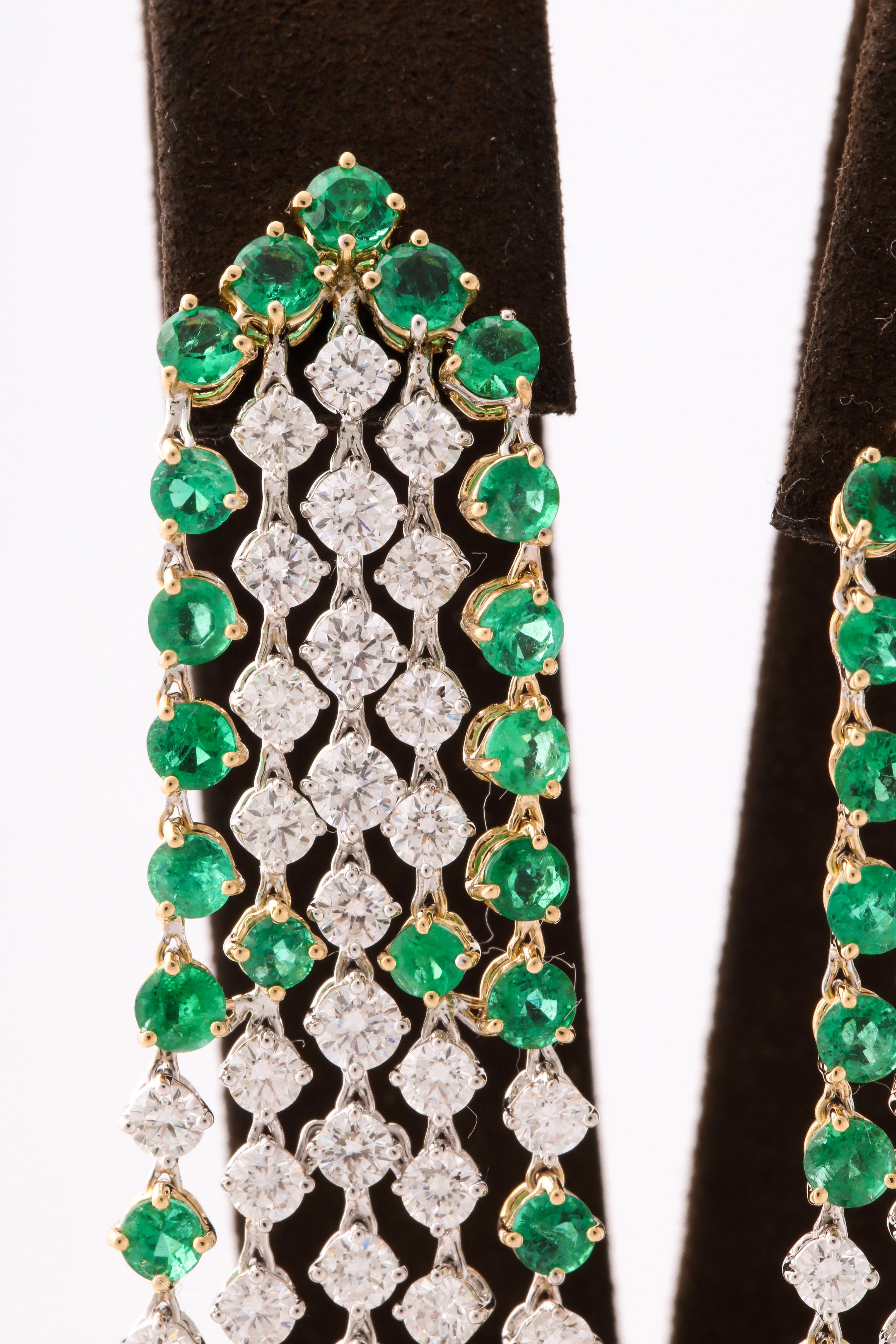 Donna Orecchini con diamanti e smeraldo verde in vendita