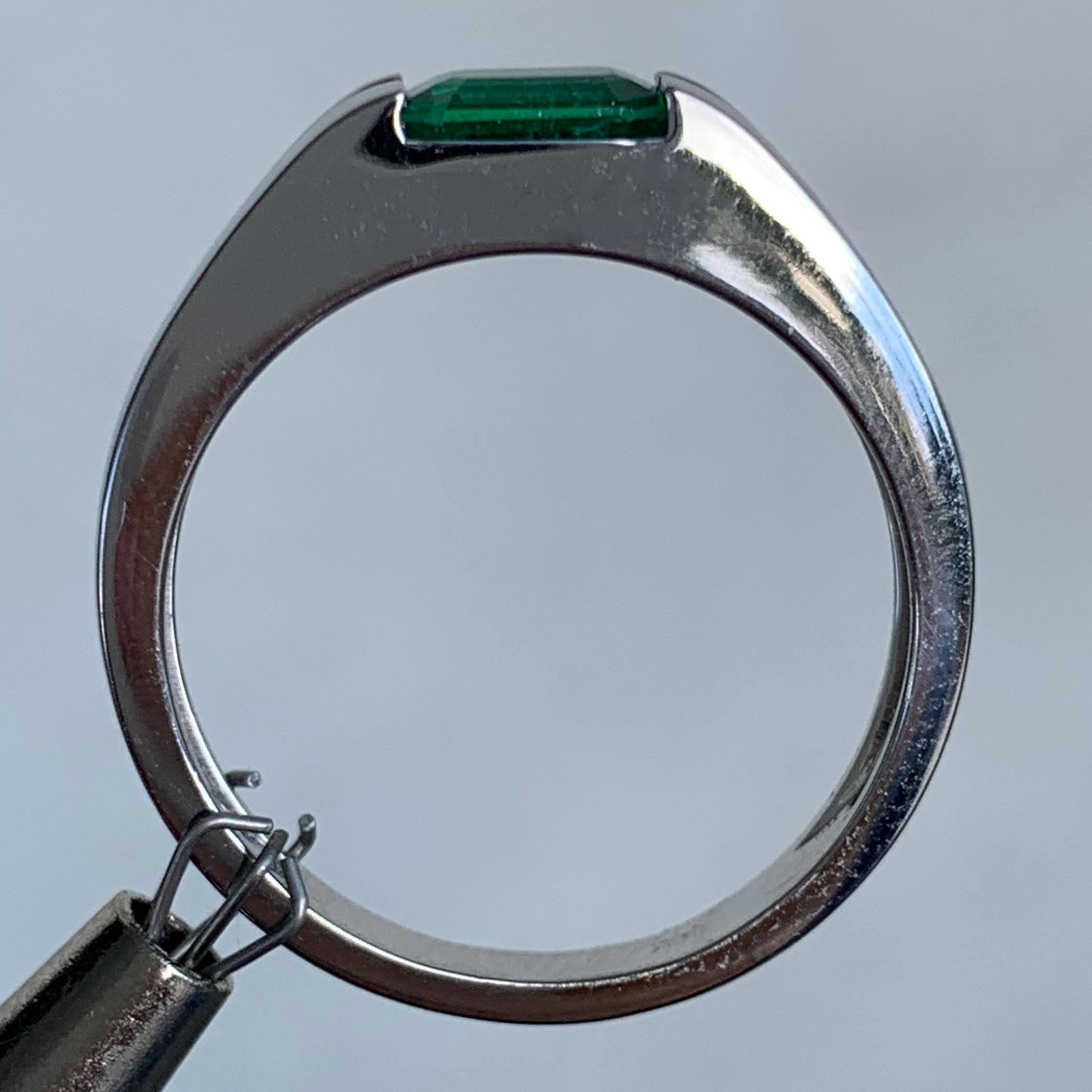Anillo de compromiso de esmeralda verde y diamantes, oro de 14 quilates, Ben Dannie Moderno en venta