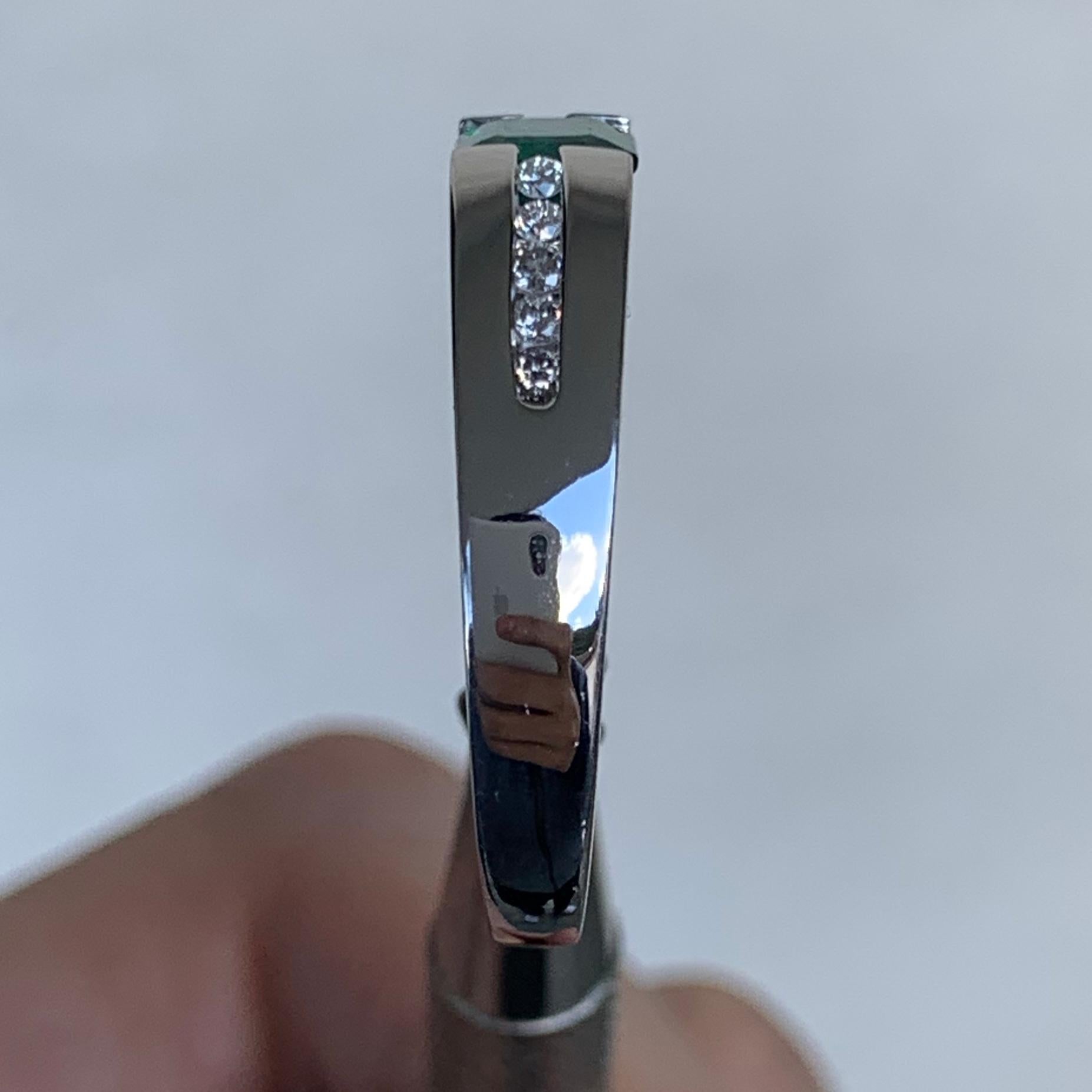 Anillo de compromiso de esmeralda verde y diamantes, oro de 14 quilates, Ben Dannie Corte esmeralda en venta